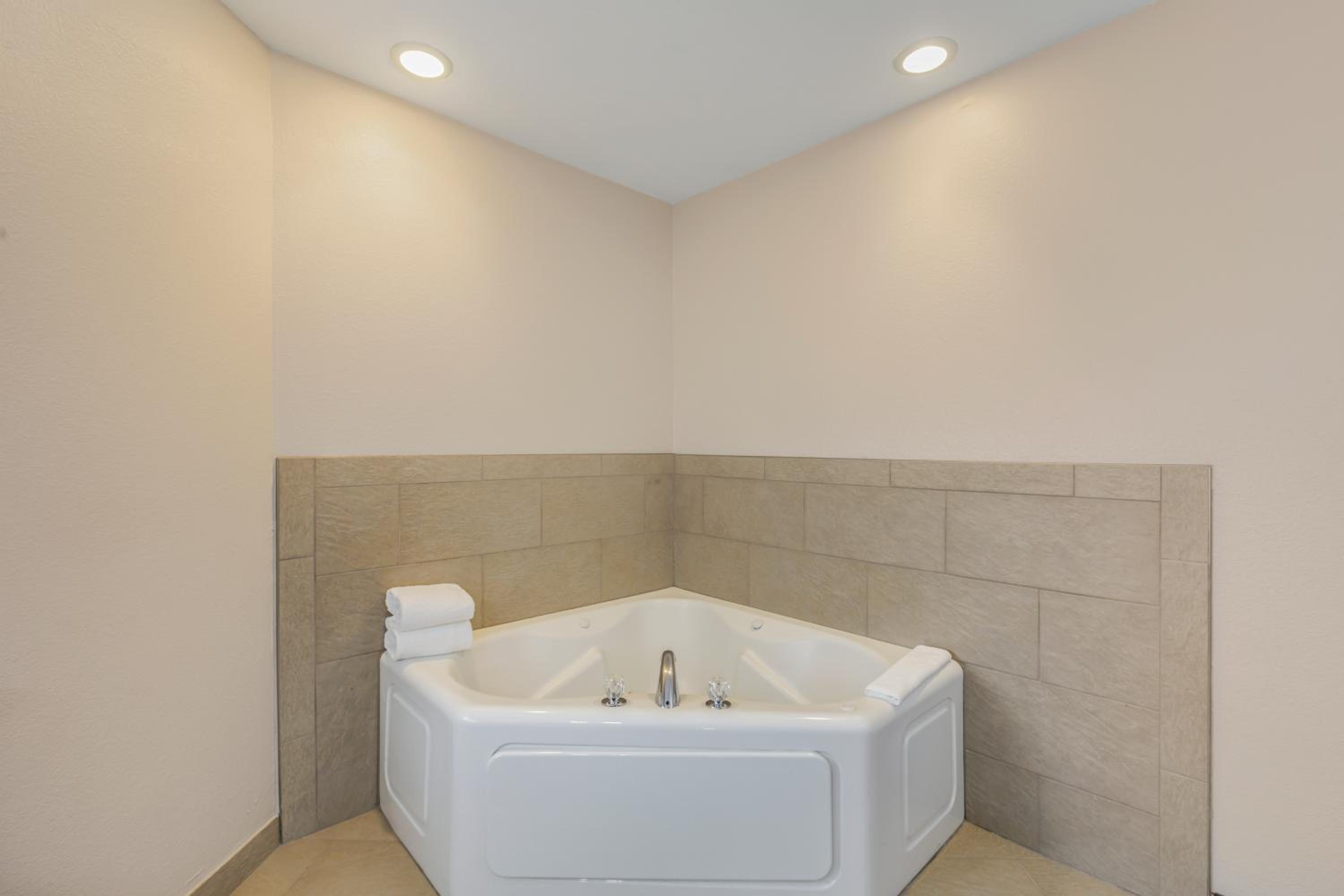 King Suite with Whirlpool - Non-Smoking - Photo 3