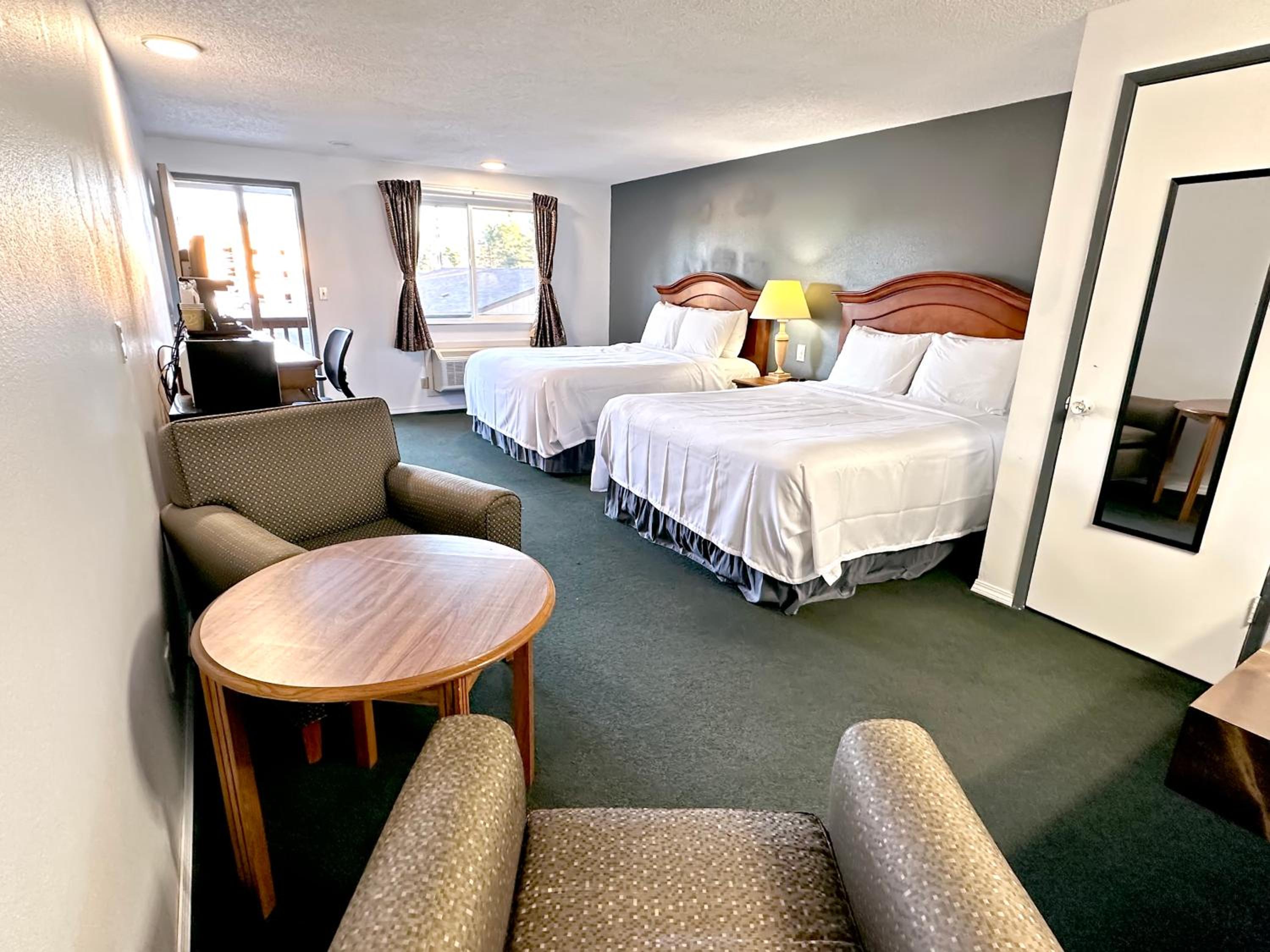 Queen Room with Two Queen Beds photo 1