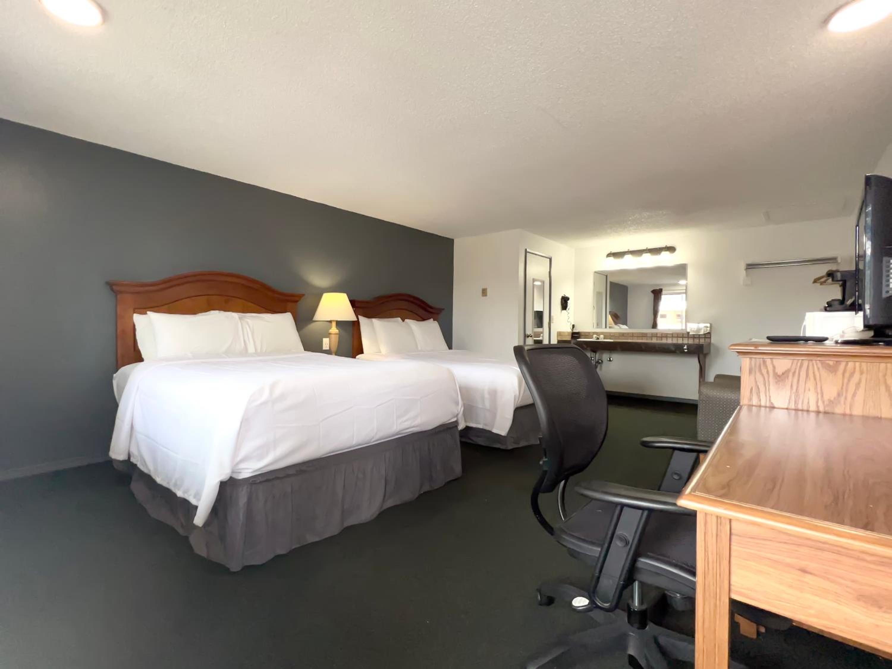 Queen Room with Two Queen Beds photo 2