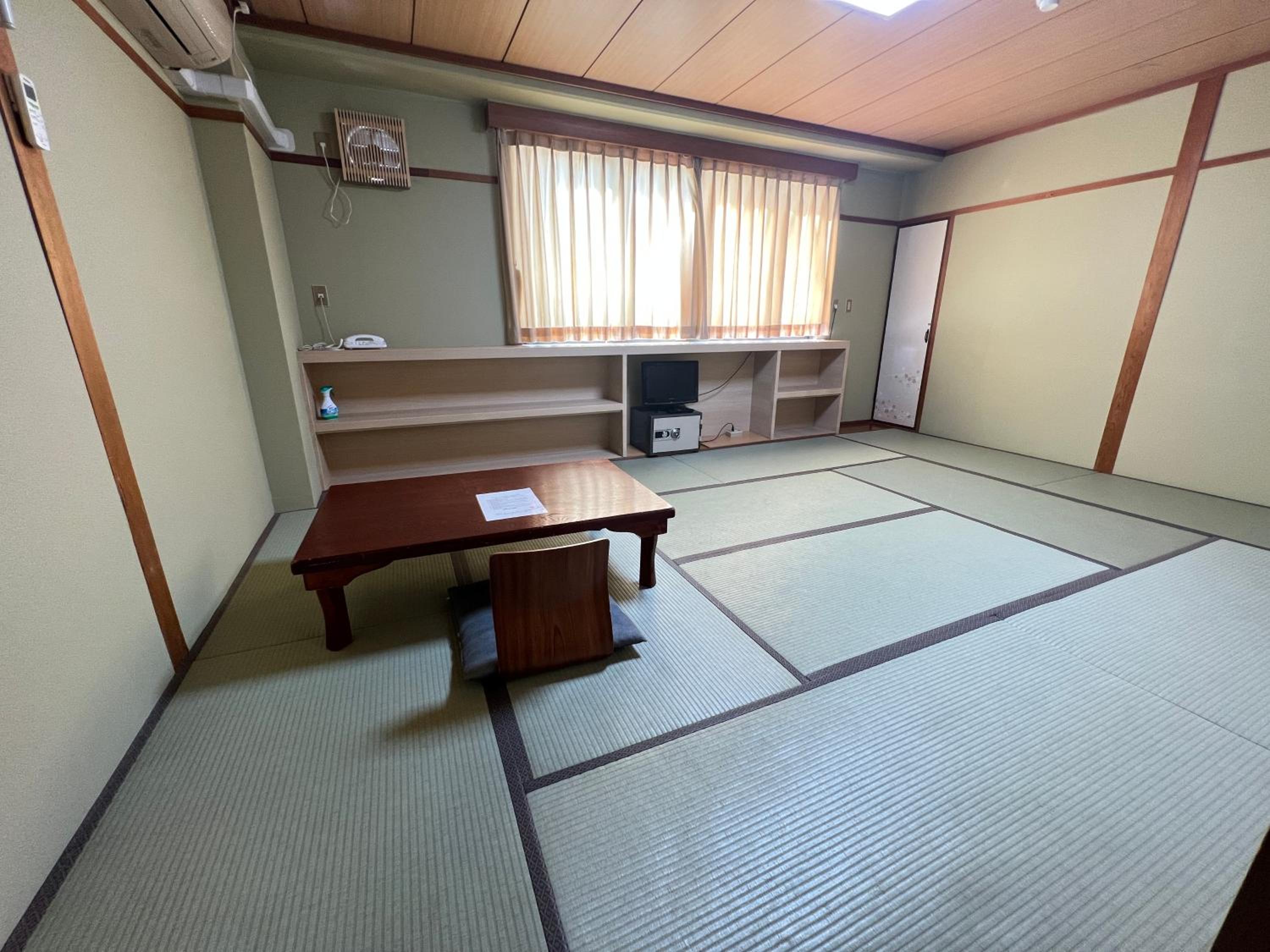 Triple Room with Shared Bathroom photo 2