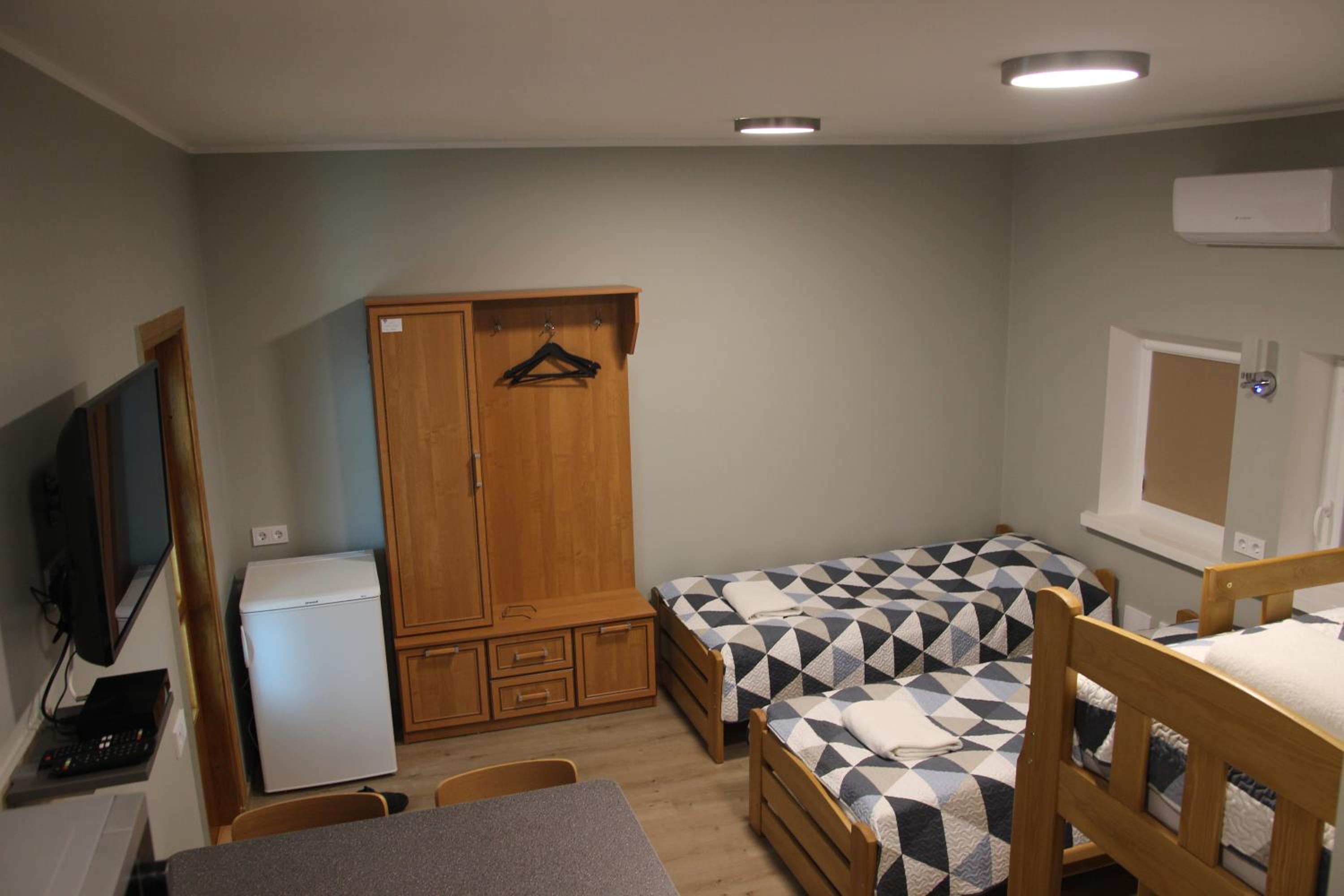 Quadruple Room with Private Bathroom - Photo 2
