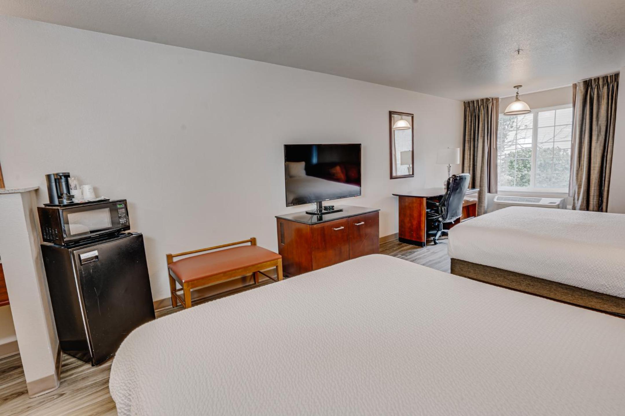 Queen Room with Two Queen Beds - Photo 5