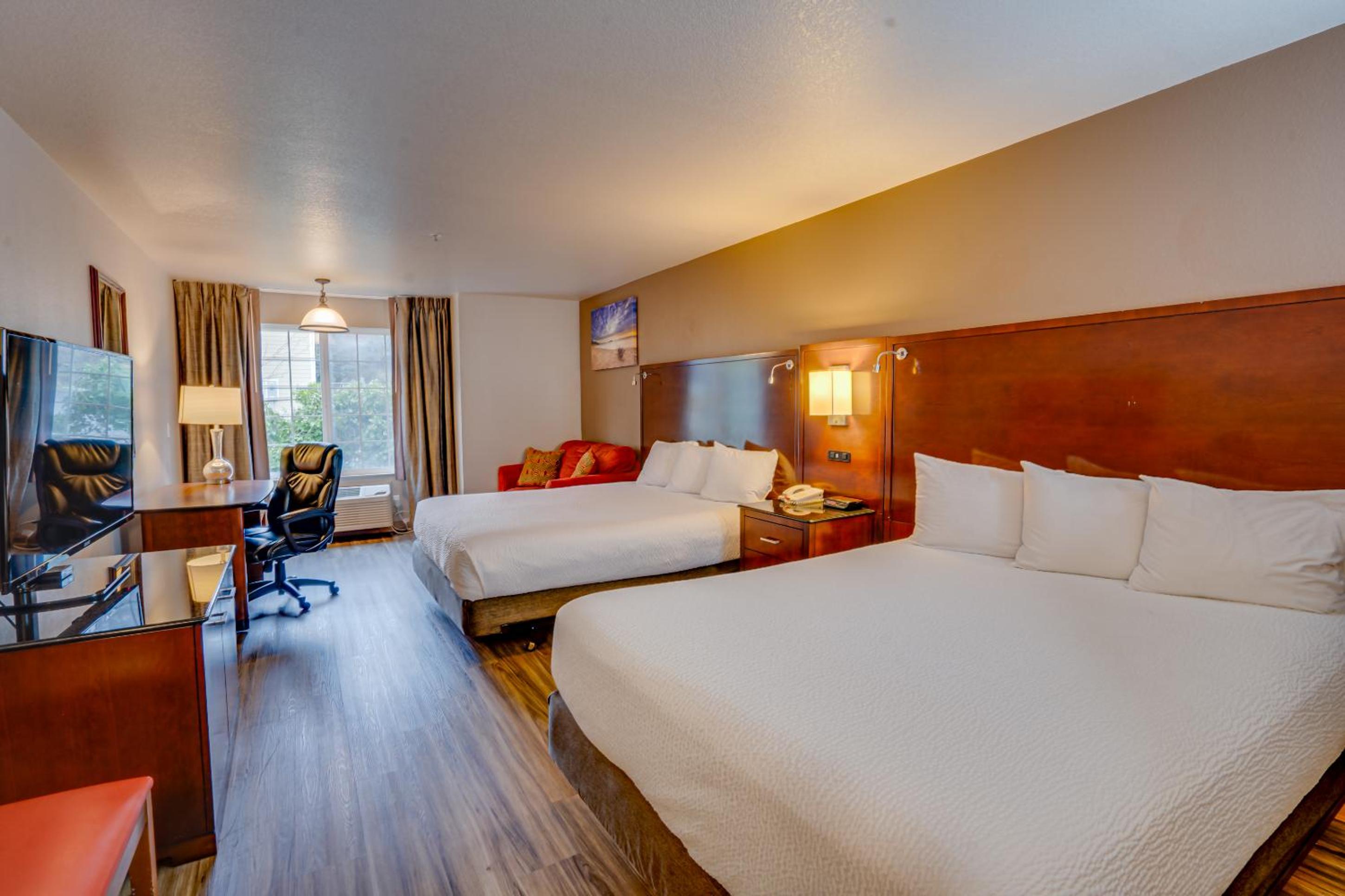 Queen Room with Two Queen Beds - Photo 7