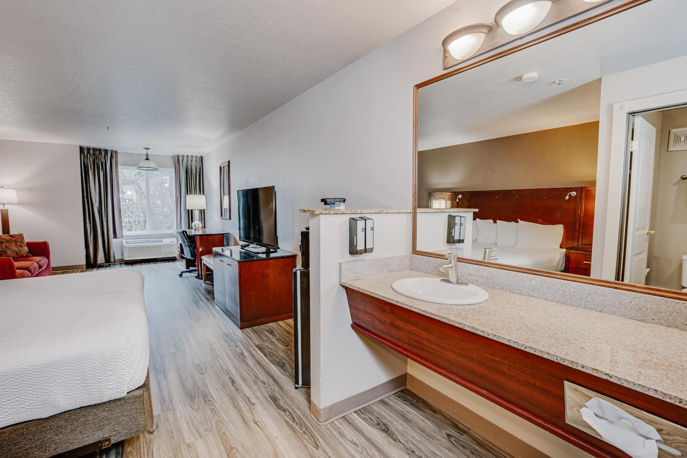 King Suite - Photo 13