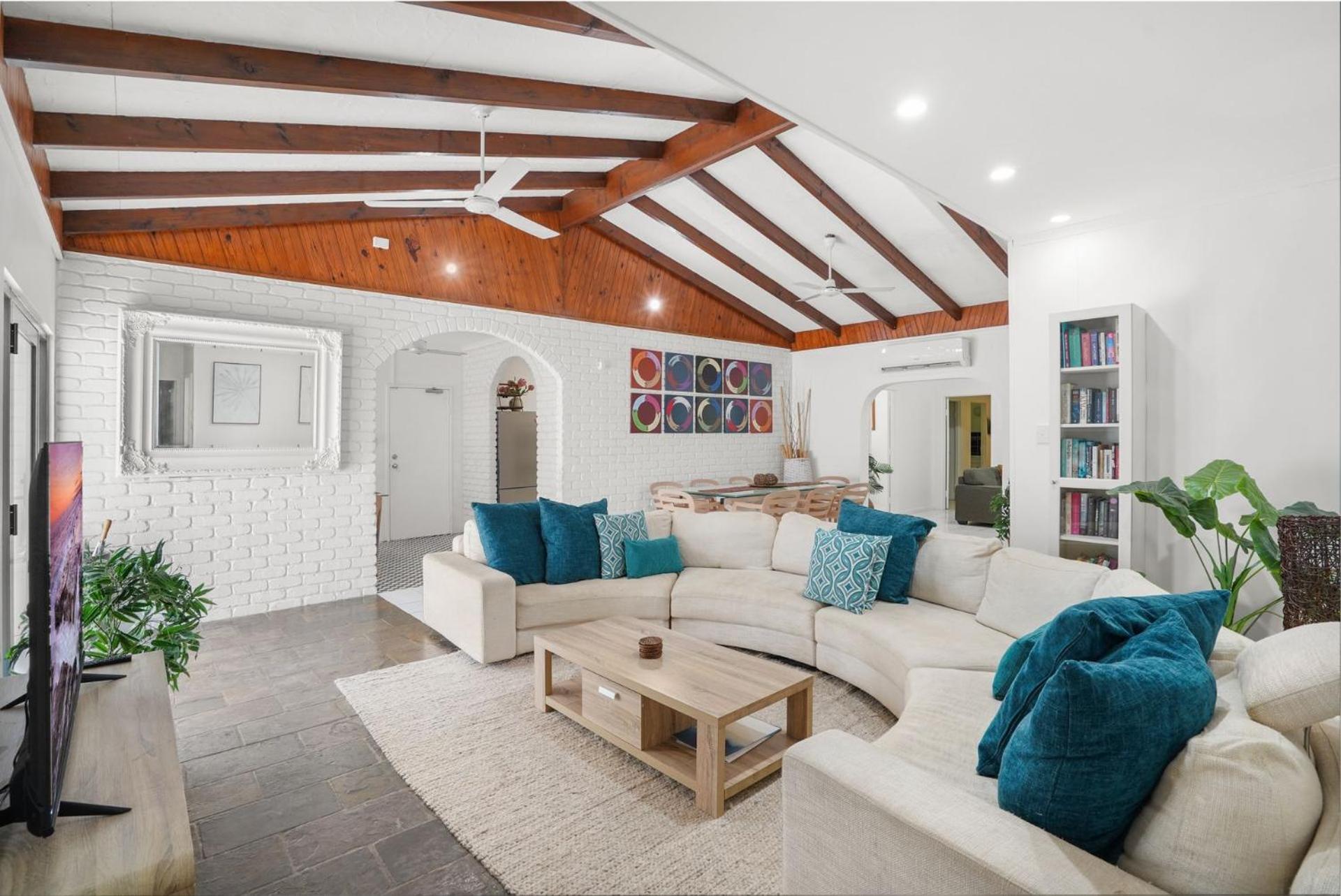 Six-Bedroom House photo 1