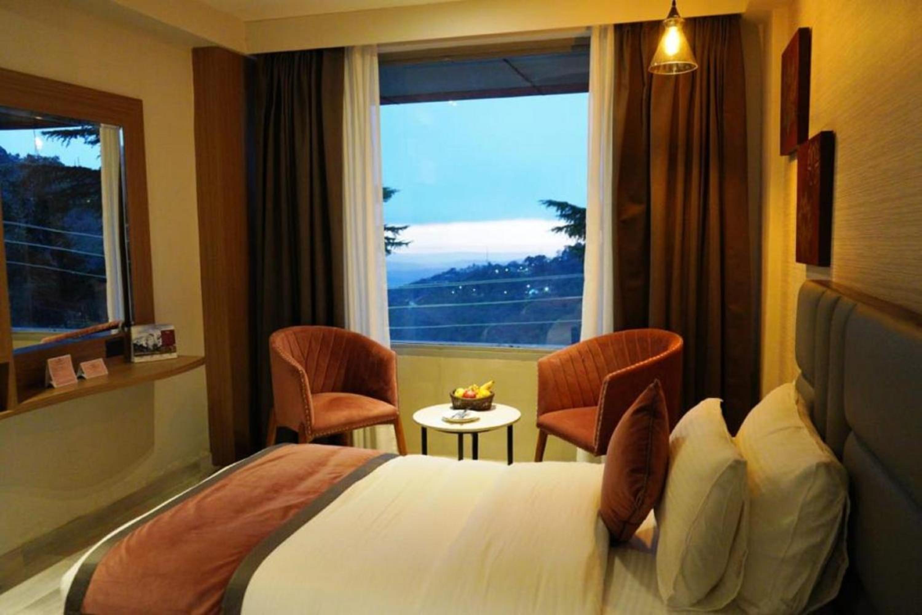 Standard Room with Mall Road View - Photo 4