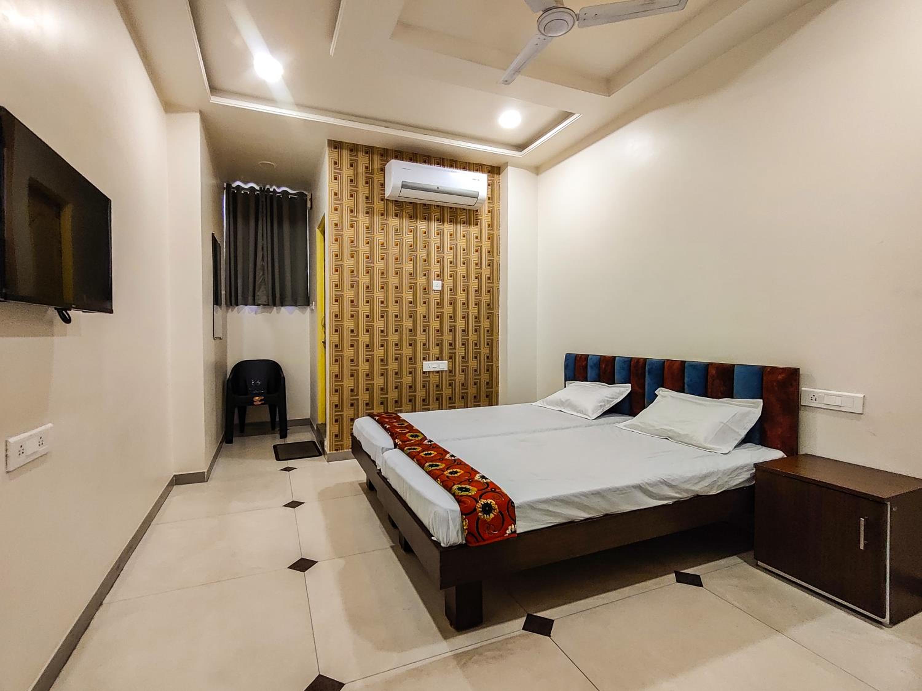 Deluxe Double Room With Bath photo 3