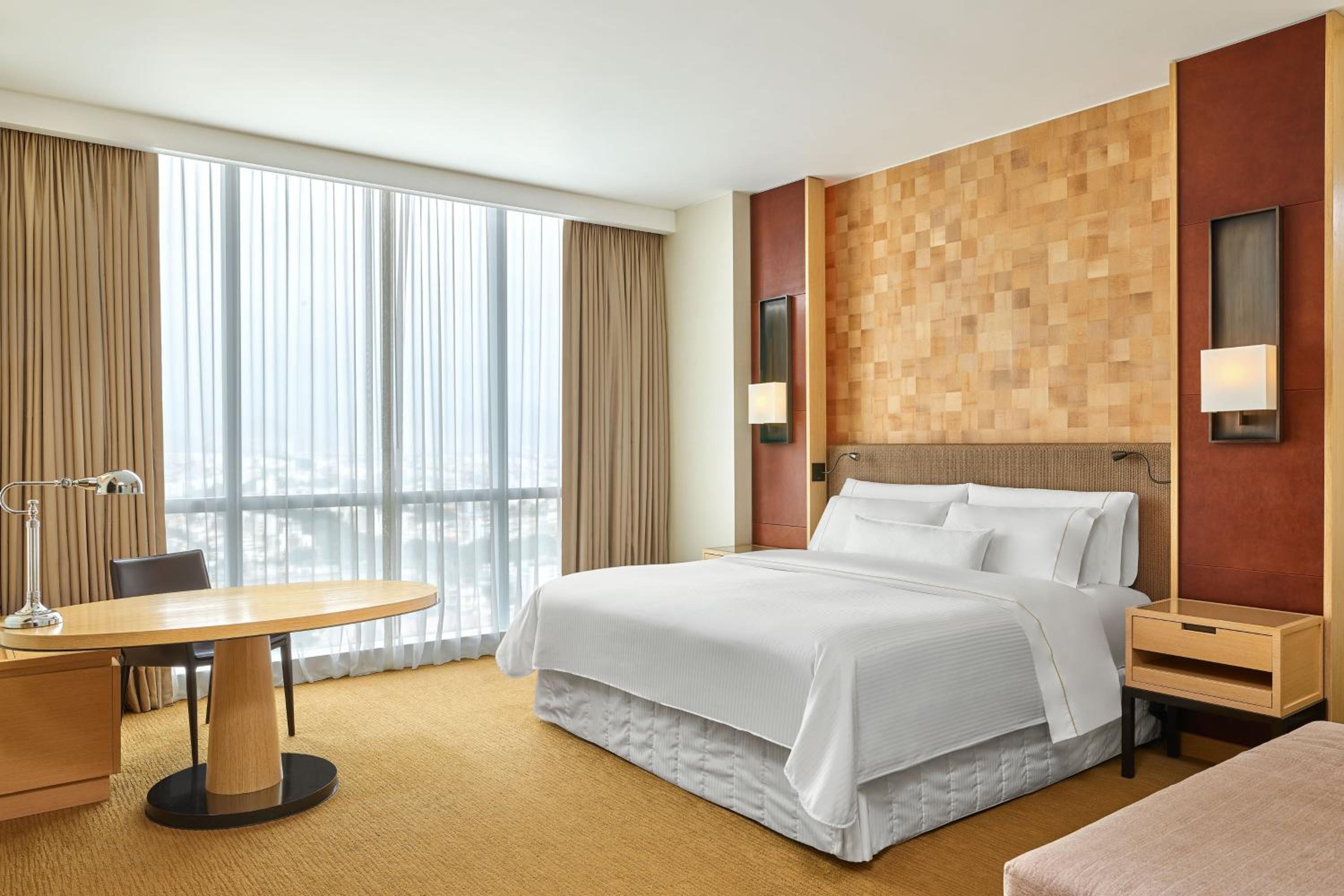 Grand Deluxe, Guest Room, 1 King, Mid Floor photo 1