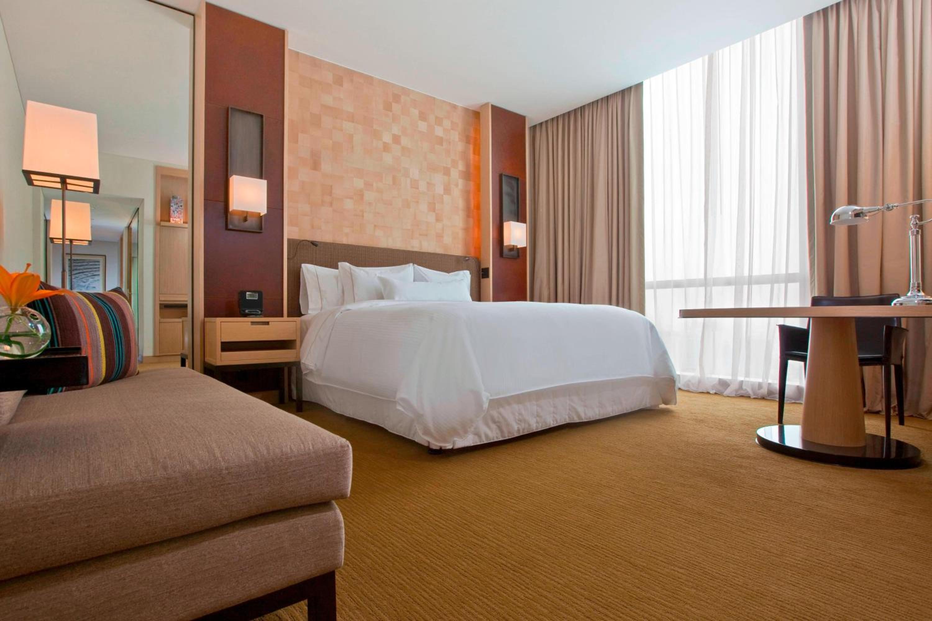 Deluxe, Guest Room, 1 King, Low floor photo 1