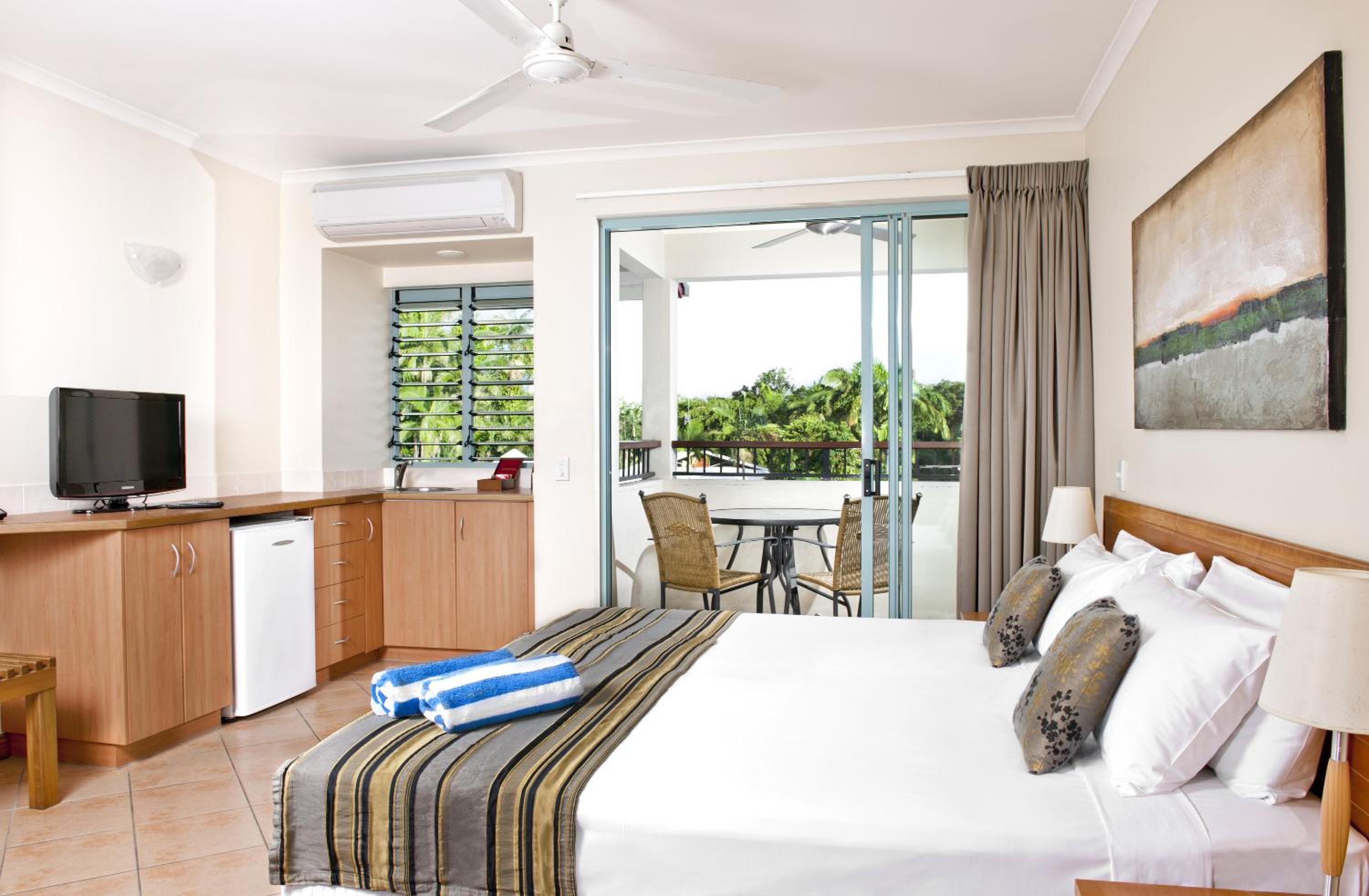 Hotel Room - Photo 1