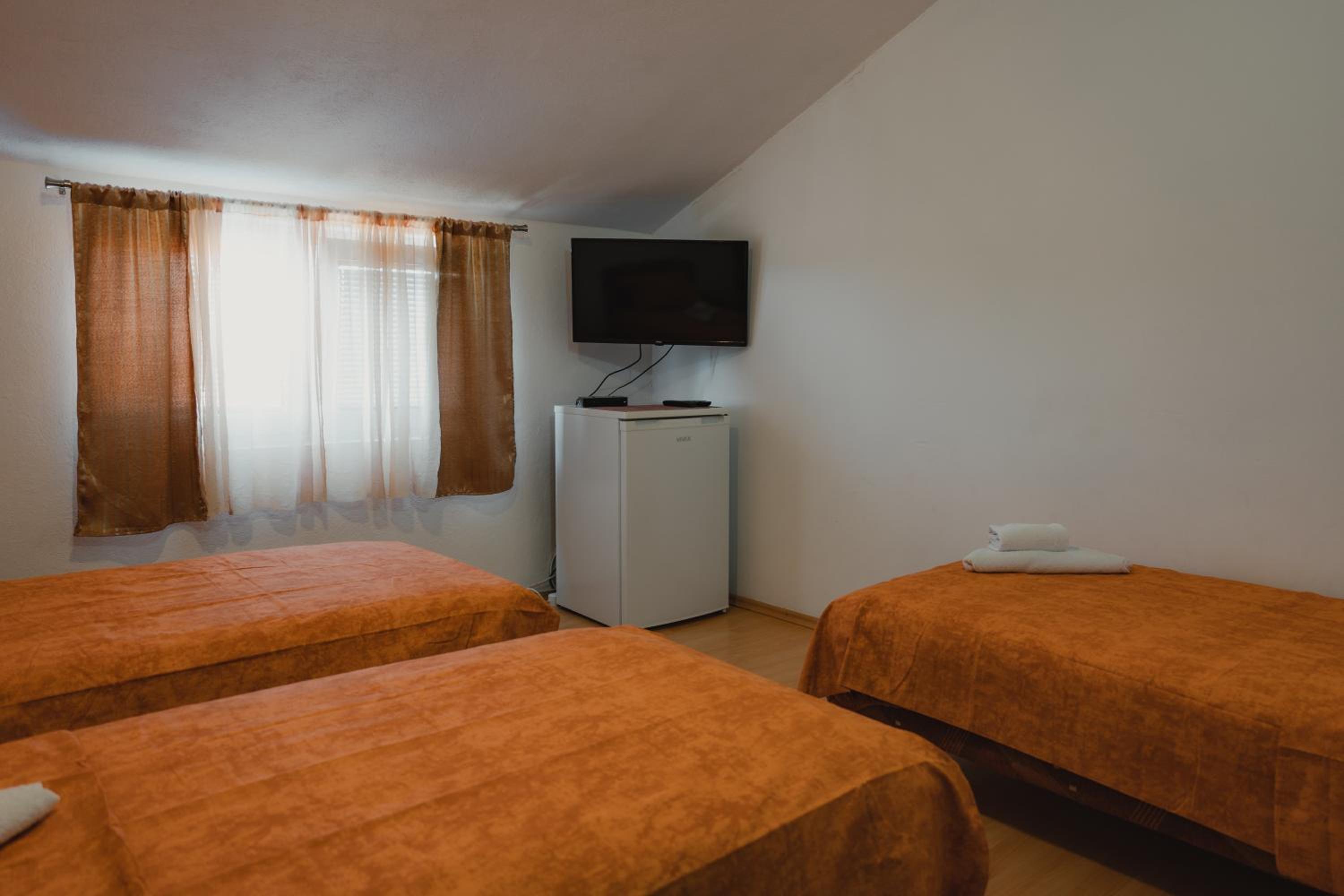 Economy Triple Room with Shared Bathroom photo 1