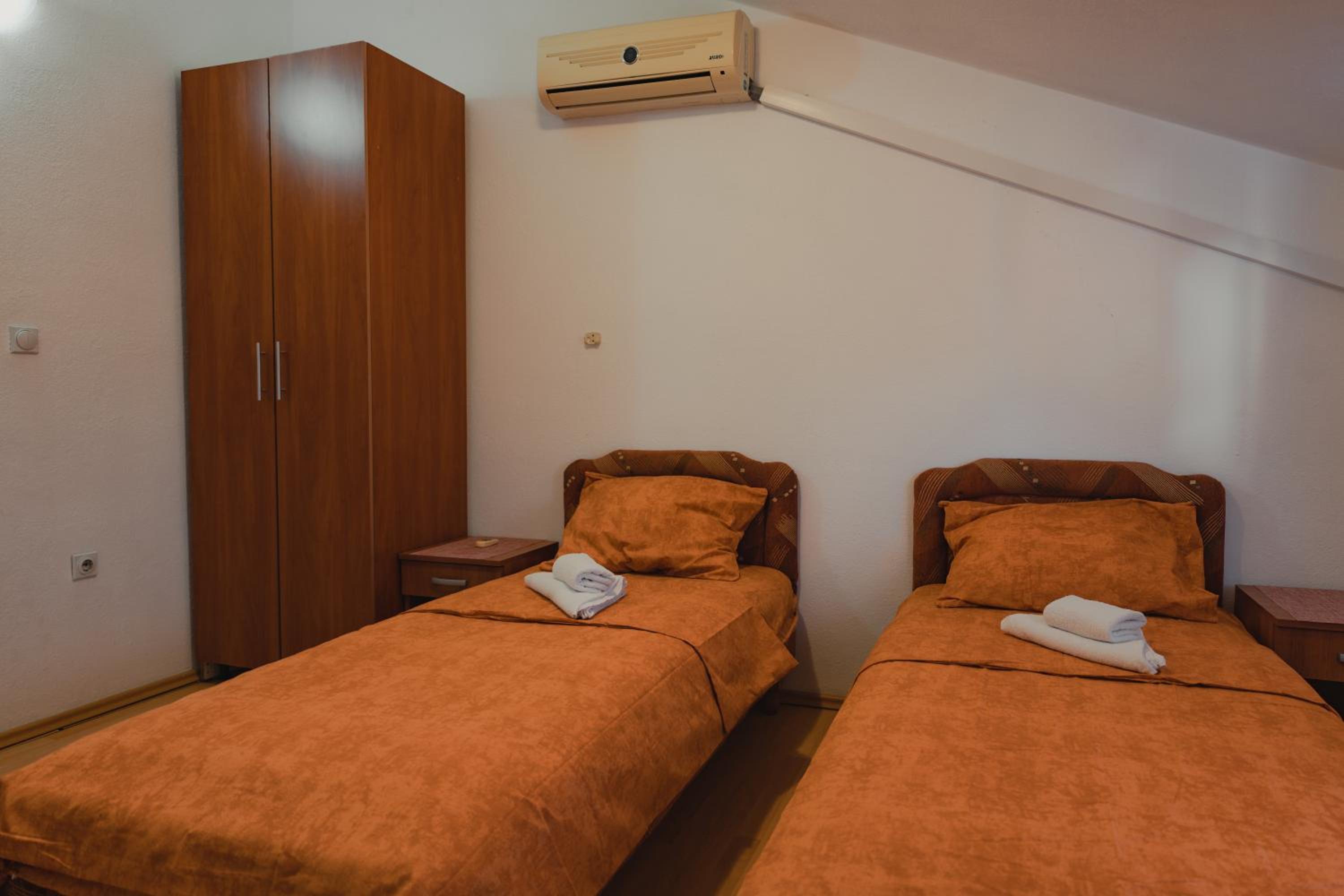 Economy Triple Room with Shared Bathroom photo 3