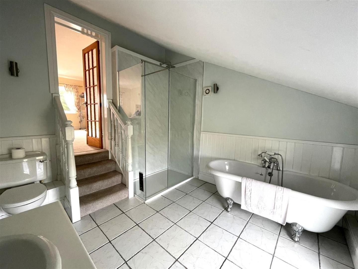 King Room with En-Suite and Garden View - Photo 9