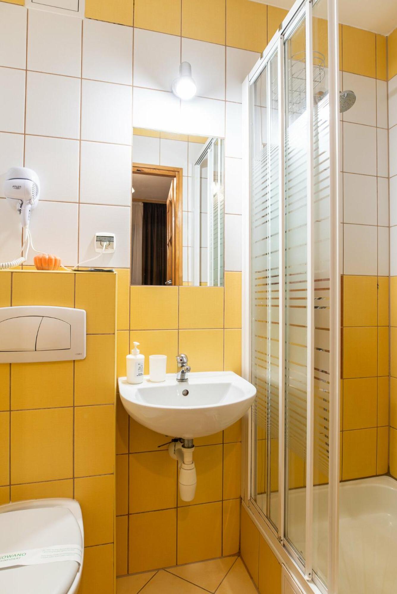 Triple Room with Balcony - Photo 17