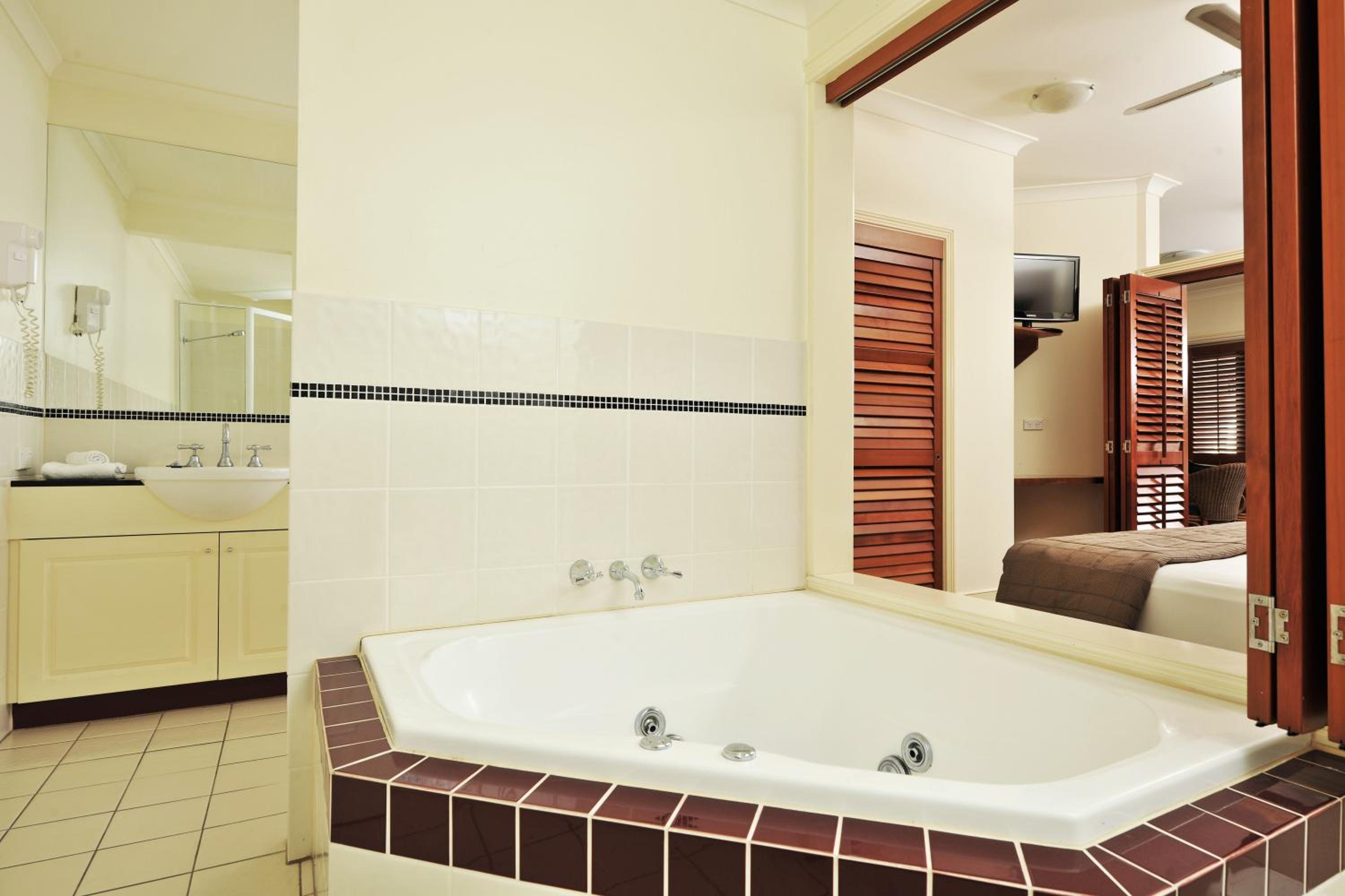 One-Bedroom Suite With Spa Bath - Photo 9