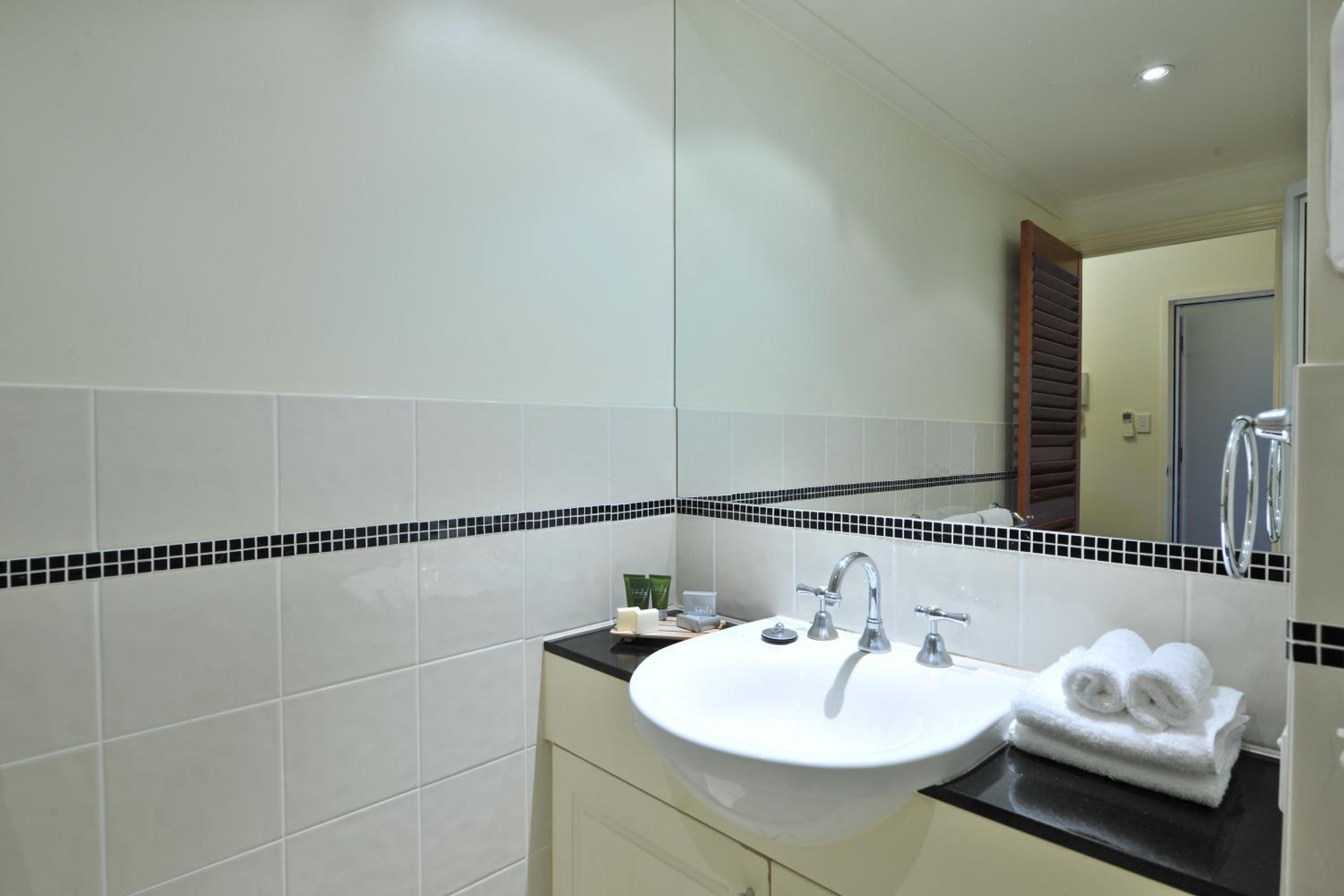 One-Bedroom Suite With Spa Bath - Photo 10