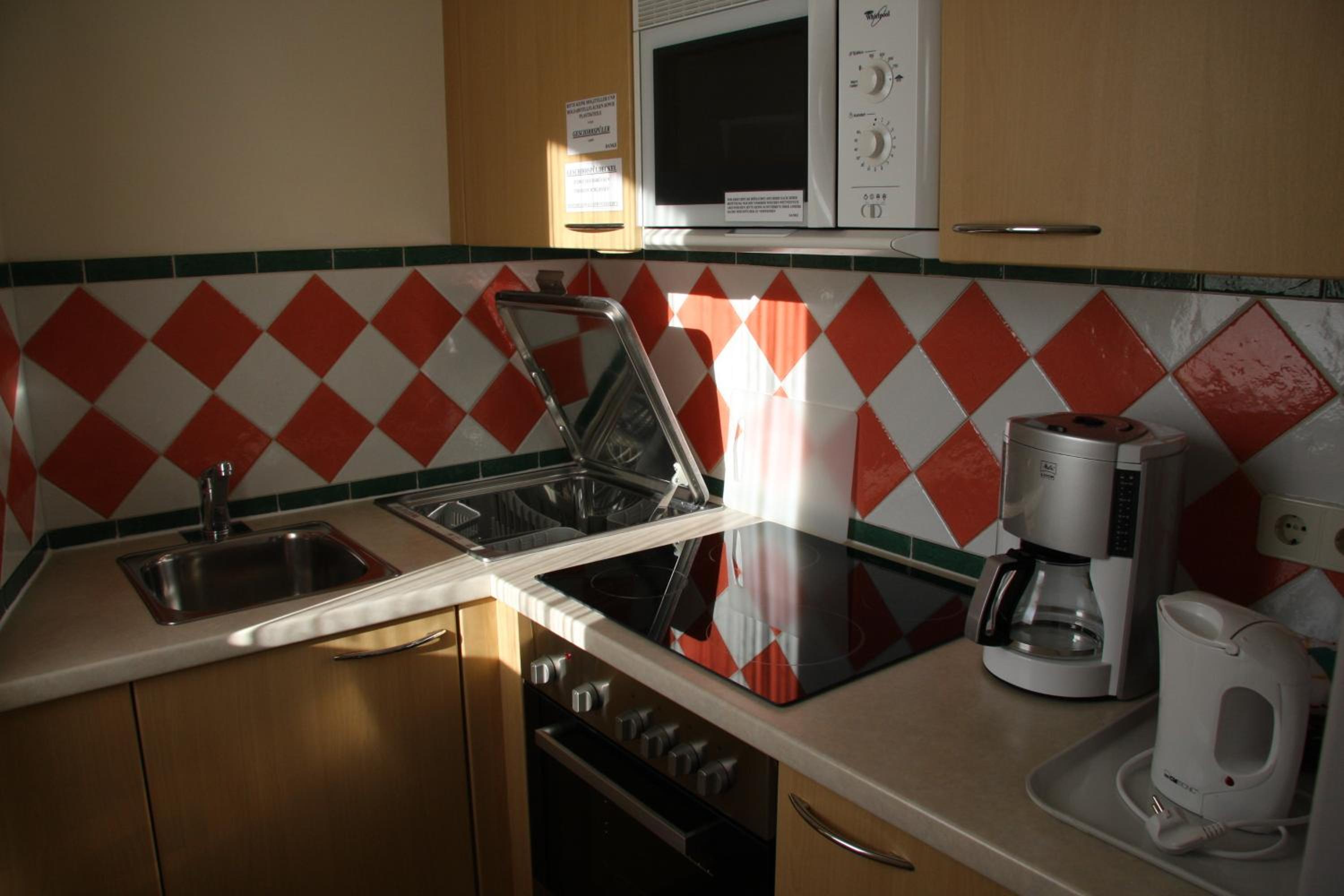 One-Bedroom Apartment with Balcony - No Kitchen photo 3