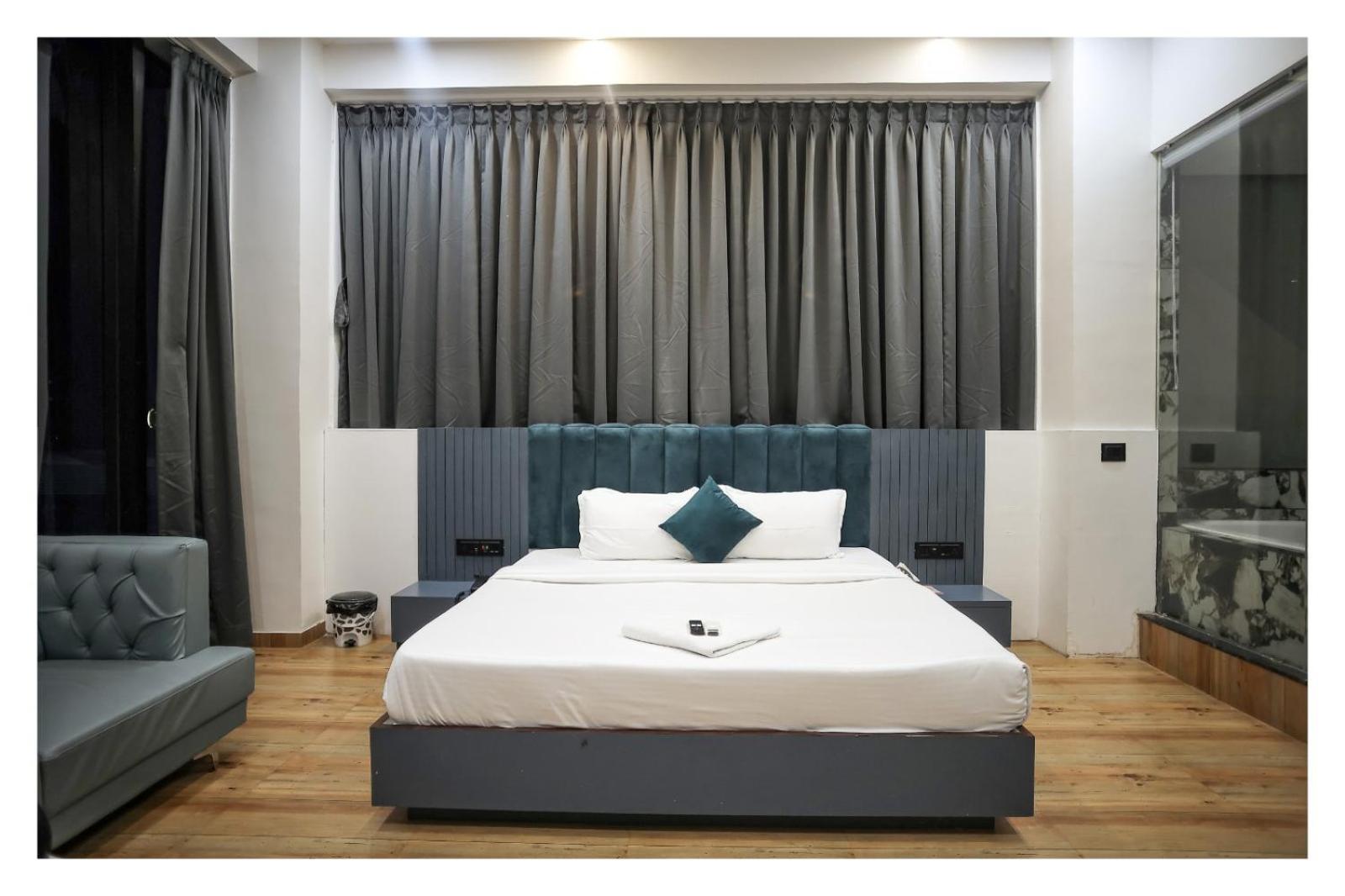 Suite - Photo 11