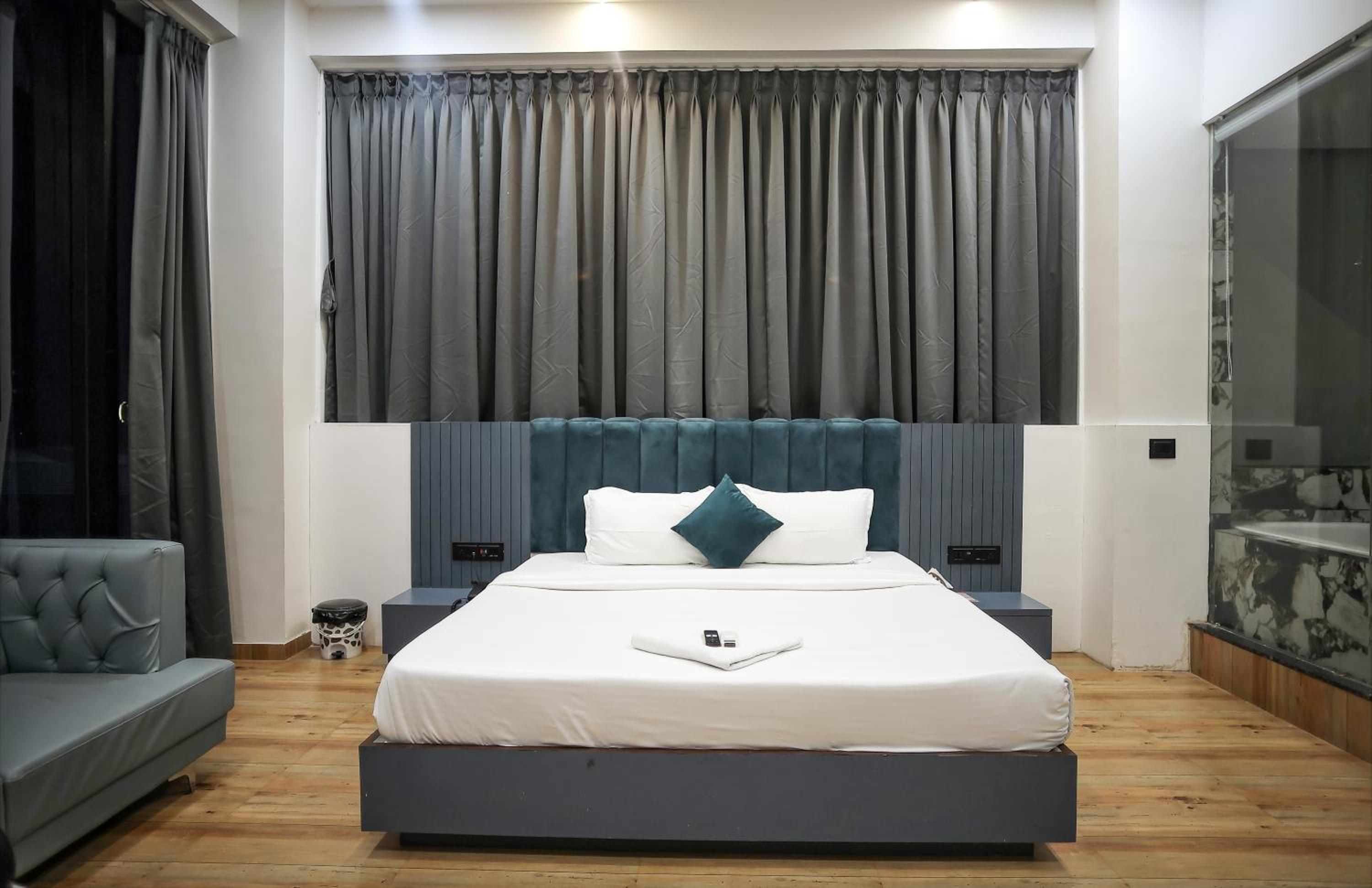 Suite - Photo 3
