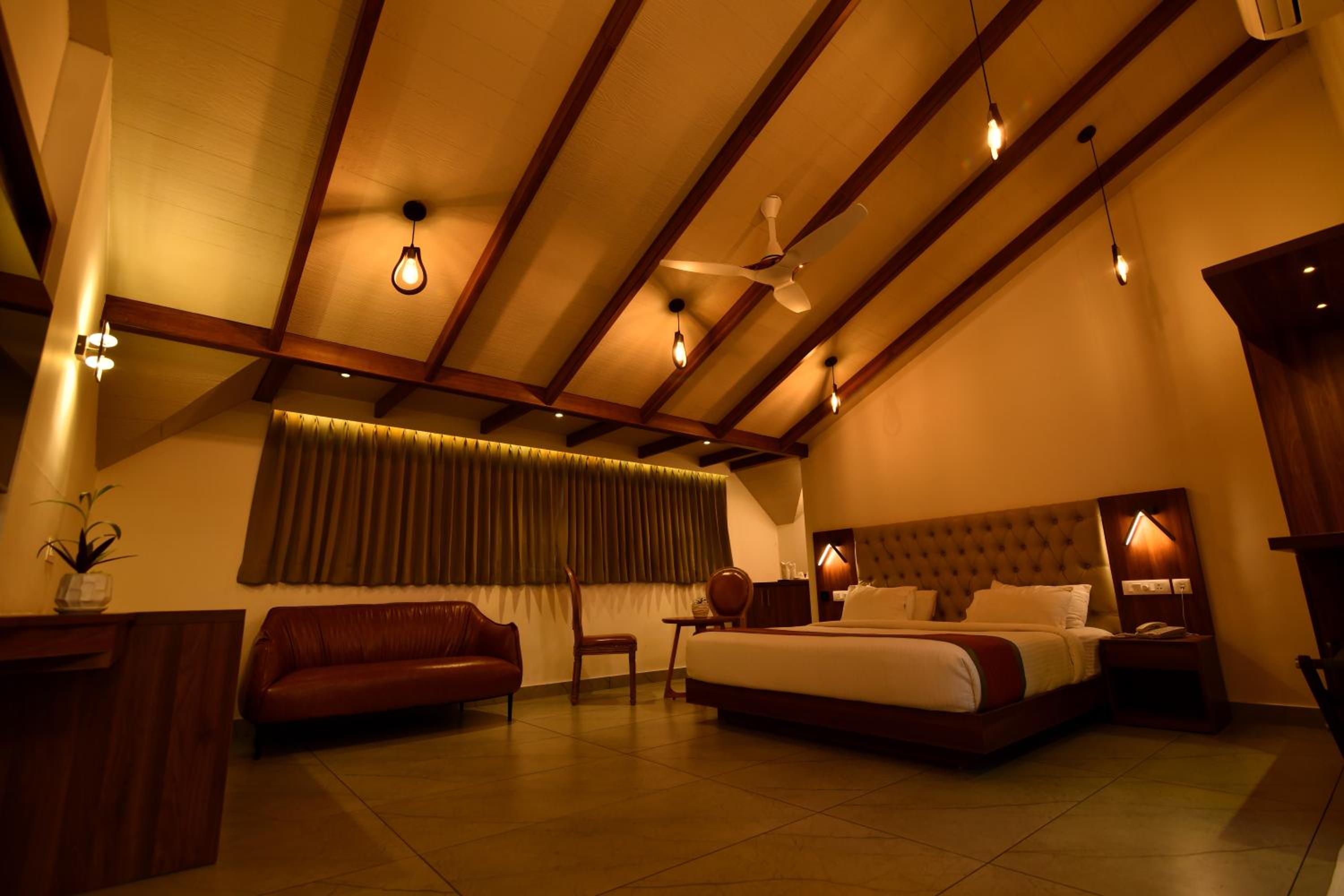 Deluxe King Room - Photo 10