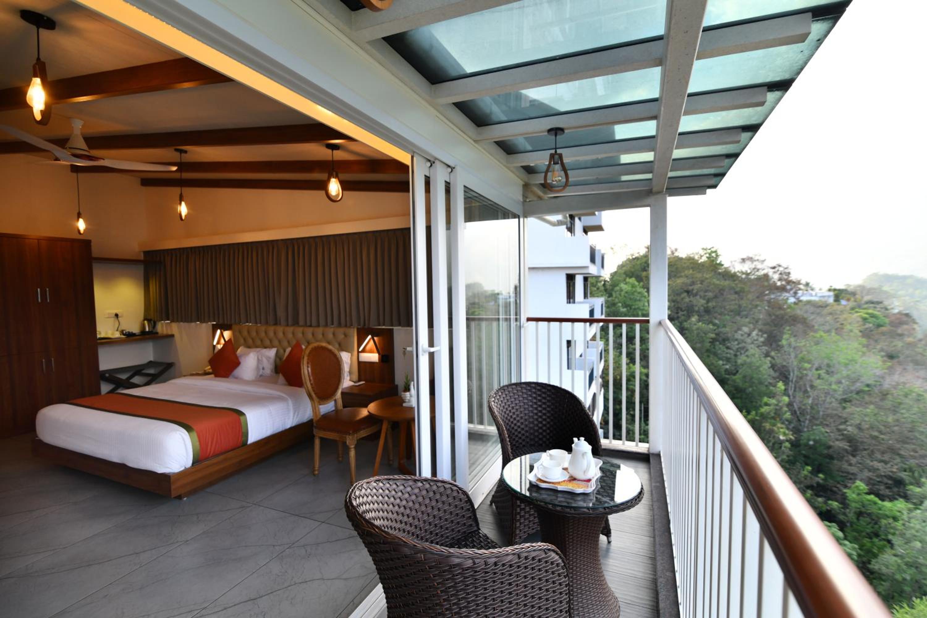Deluxe King Room - Photo 7