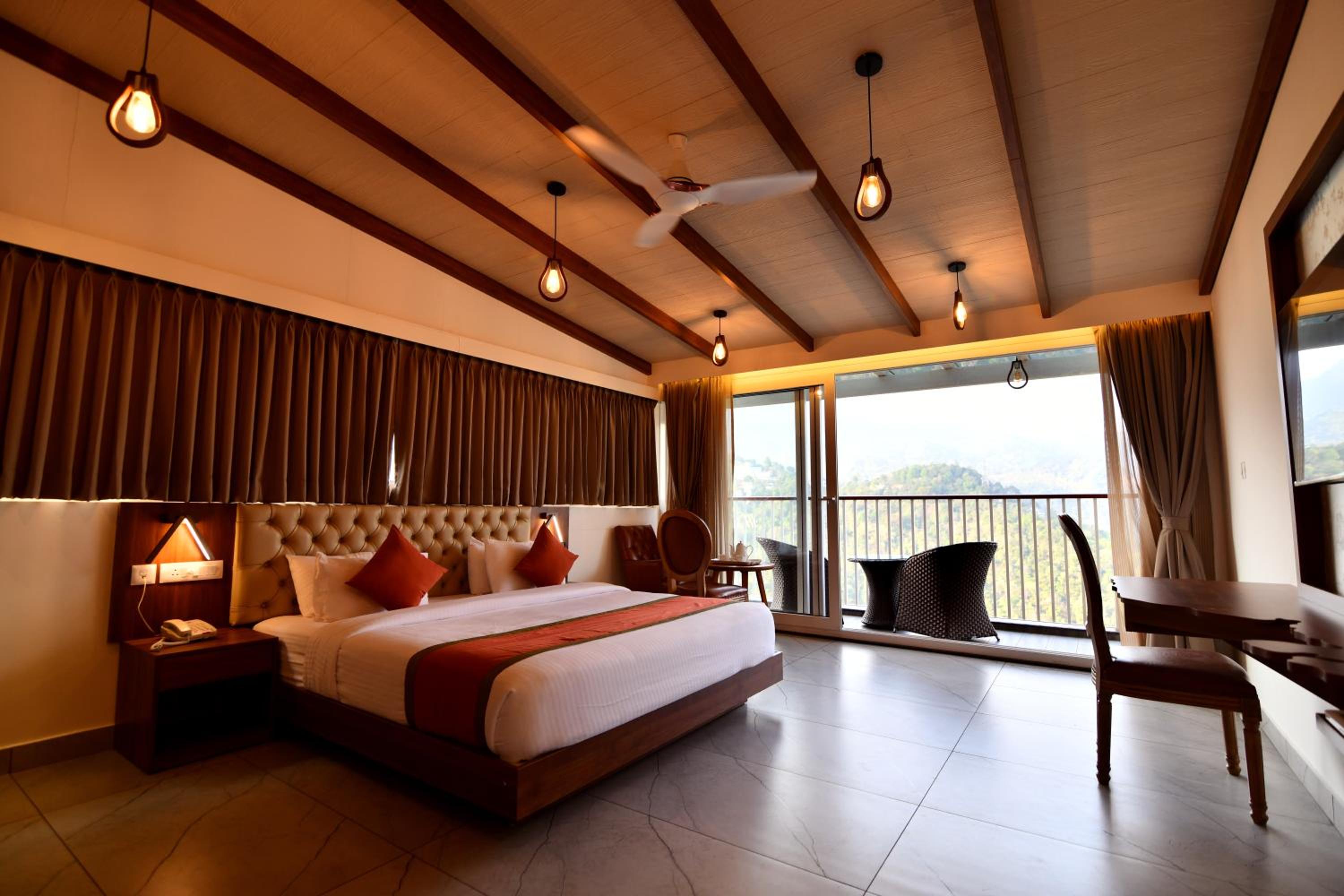 Deluxe King Room - Photo 8