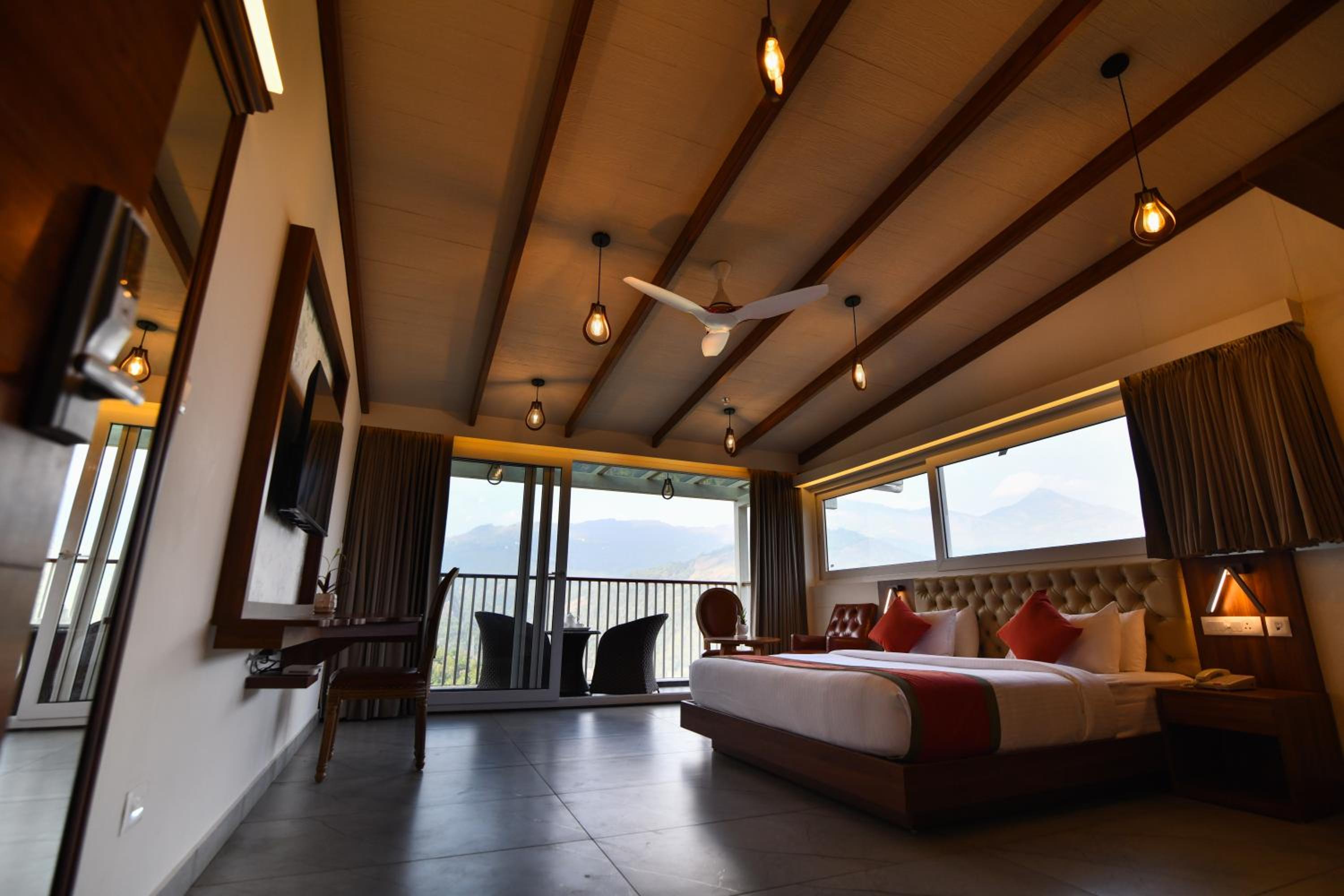 Deluxe King Room - Photo 9