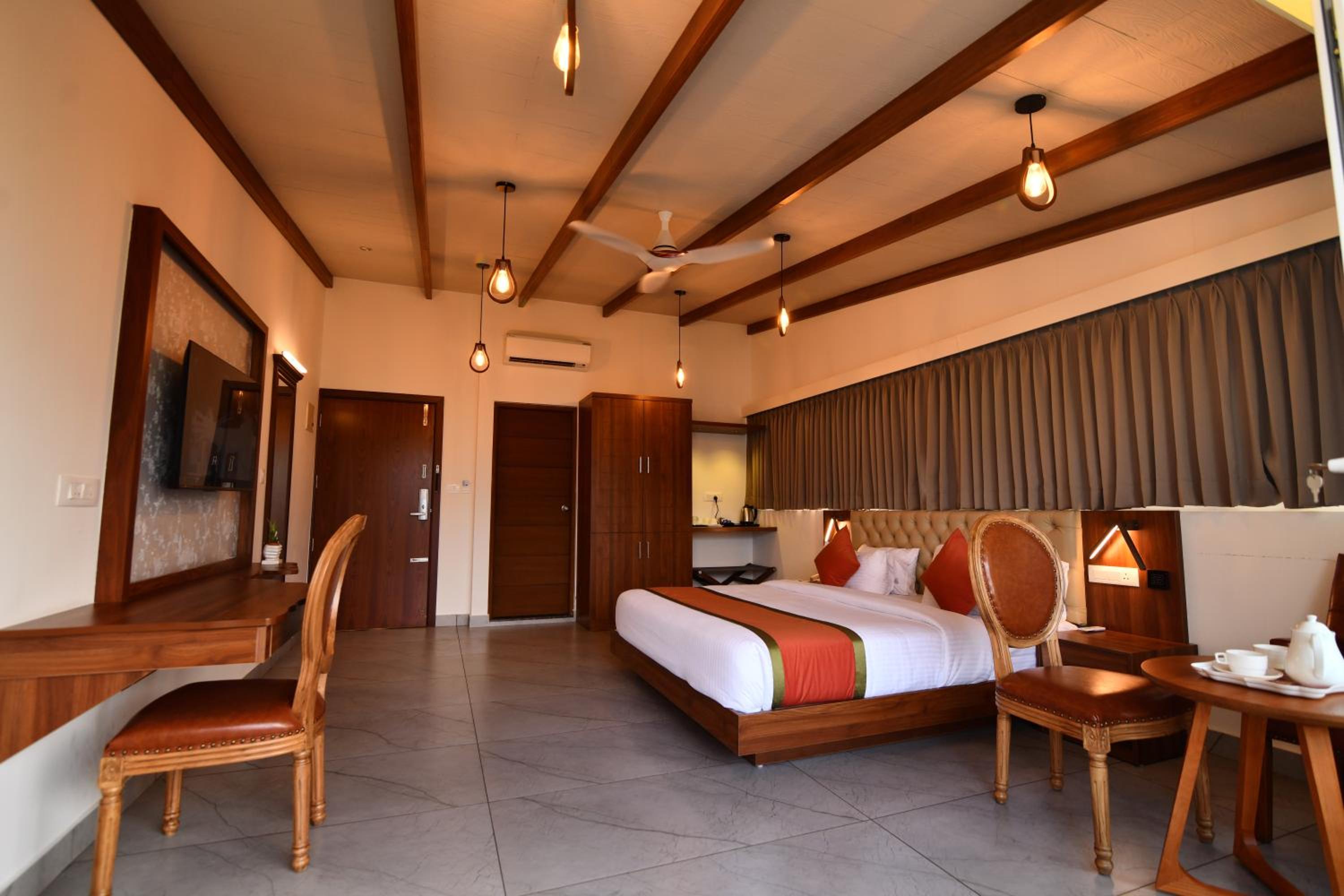 Deluxe King Room - Photo 6