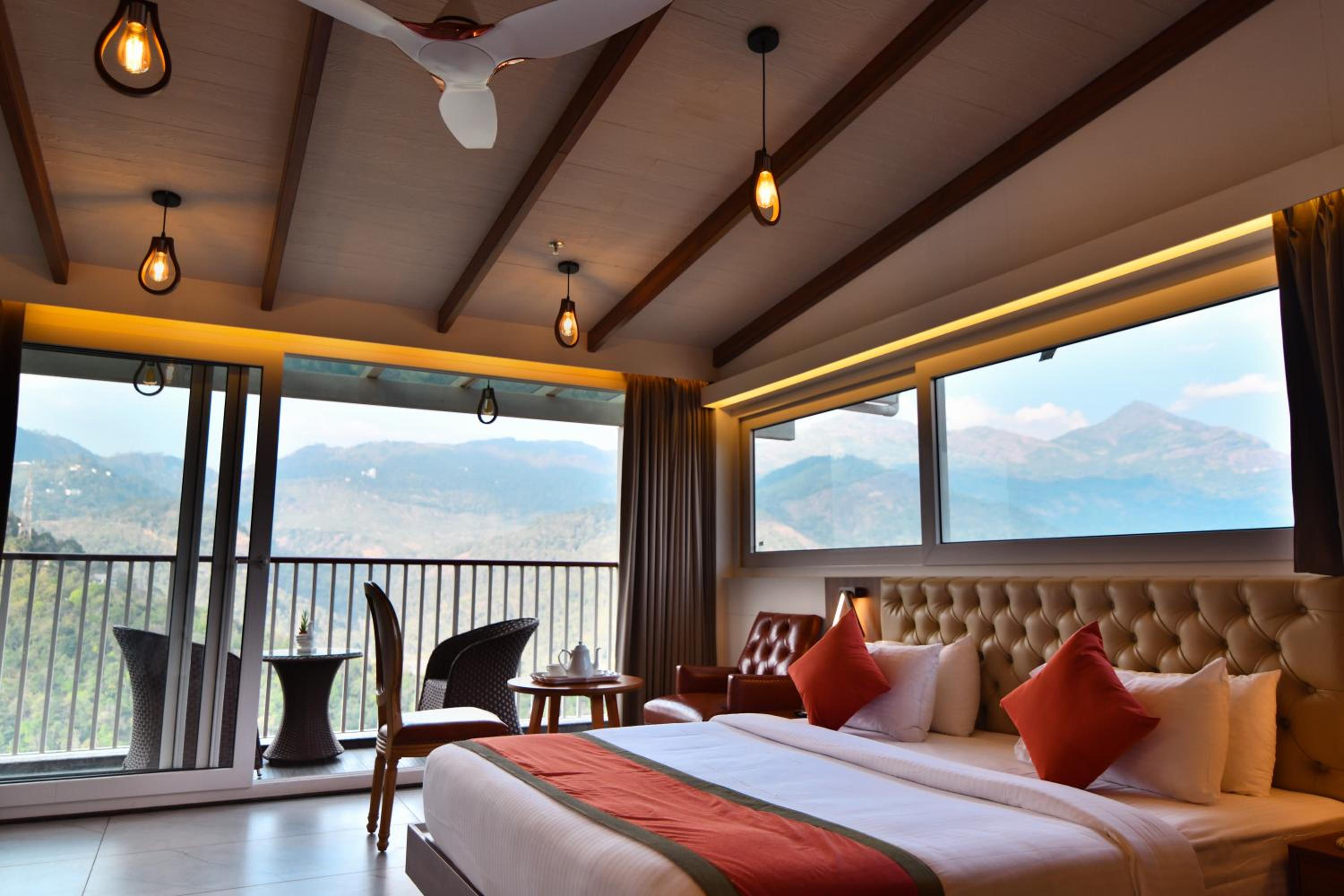 Deluxe King Room - Photo 12