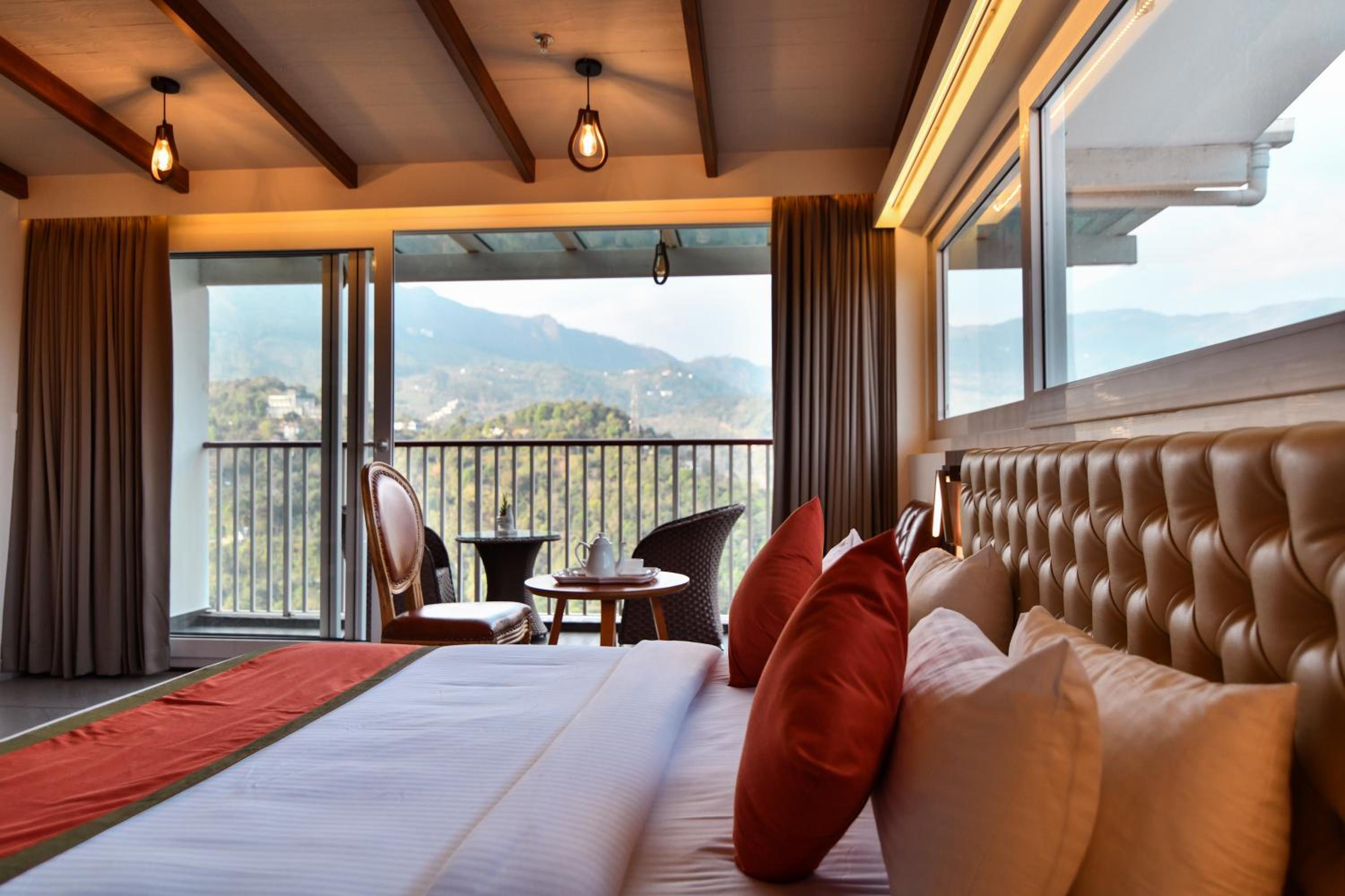 Deluxe King Room - Photo 11