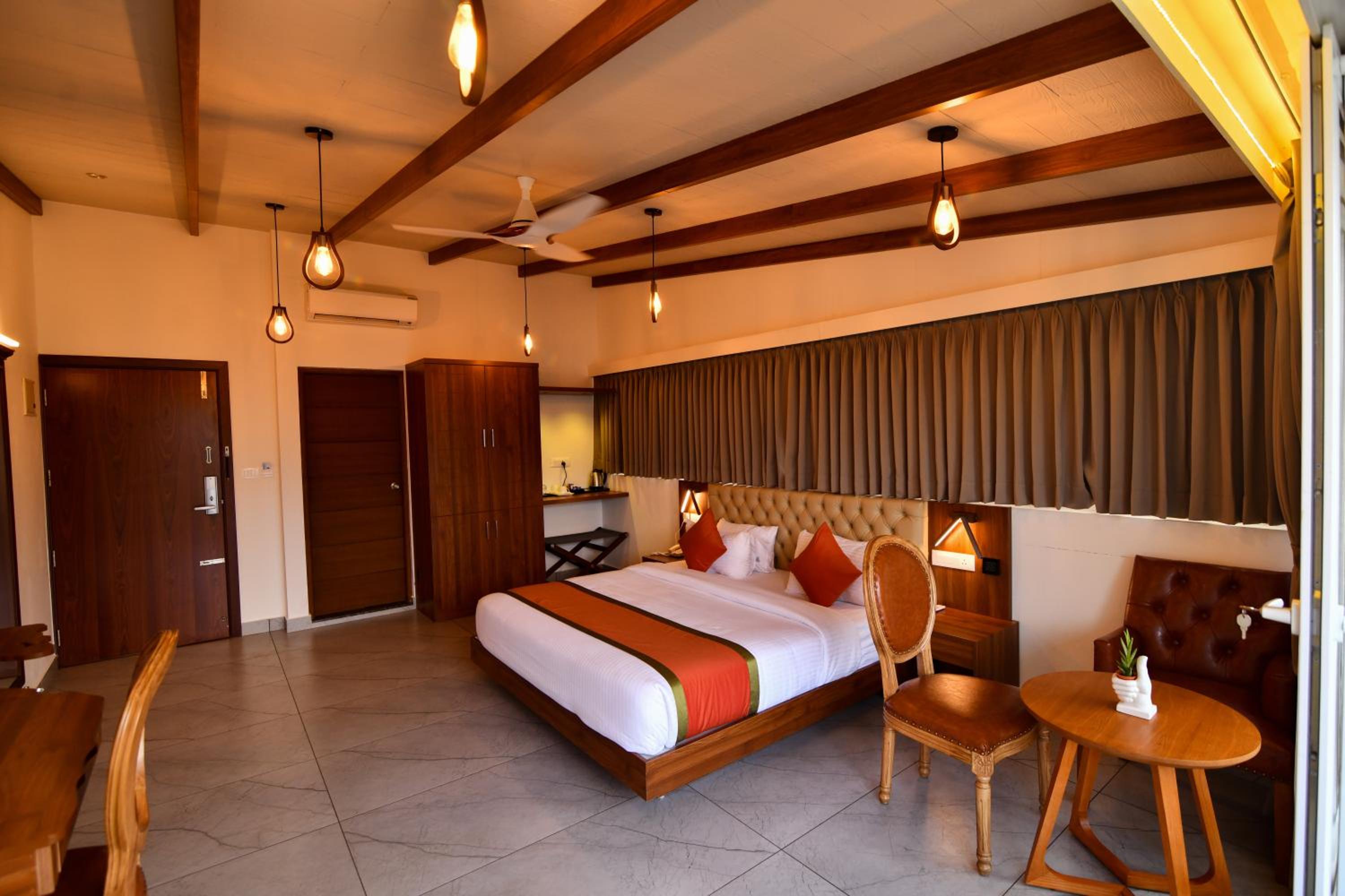 Deluxe King Room - Photo 2