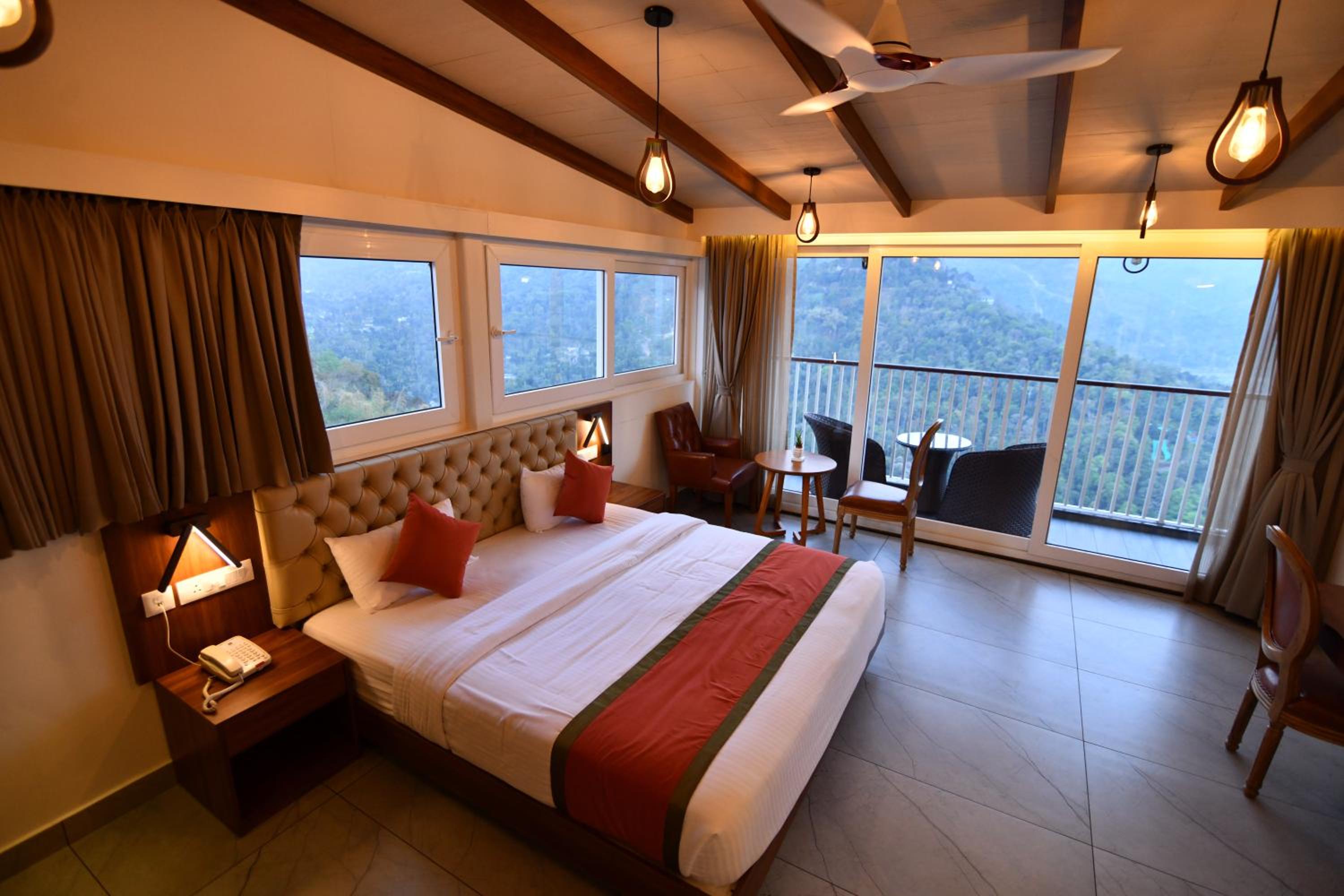 Deluxe King Room - Photo 3