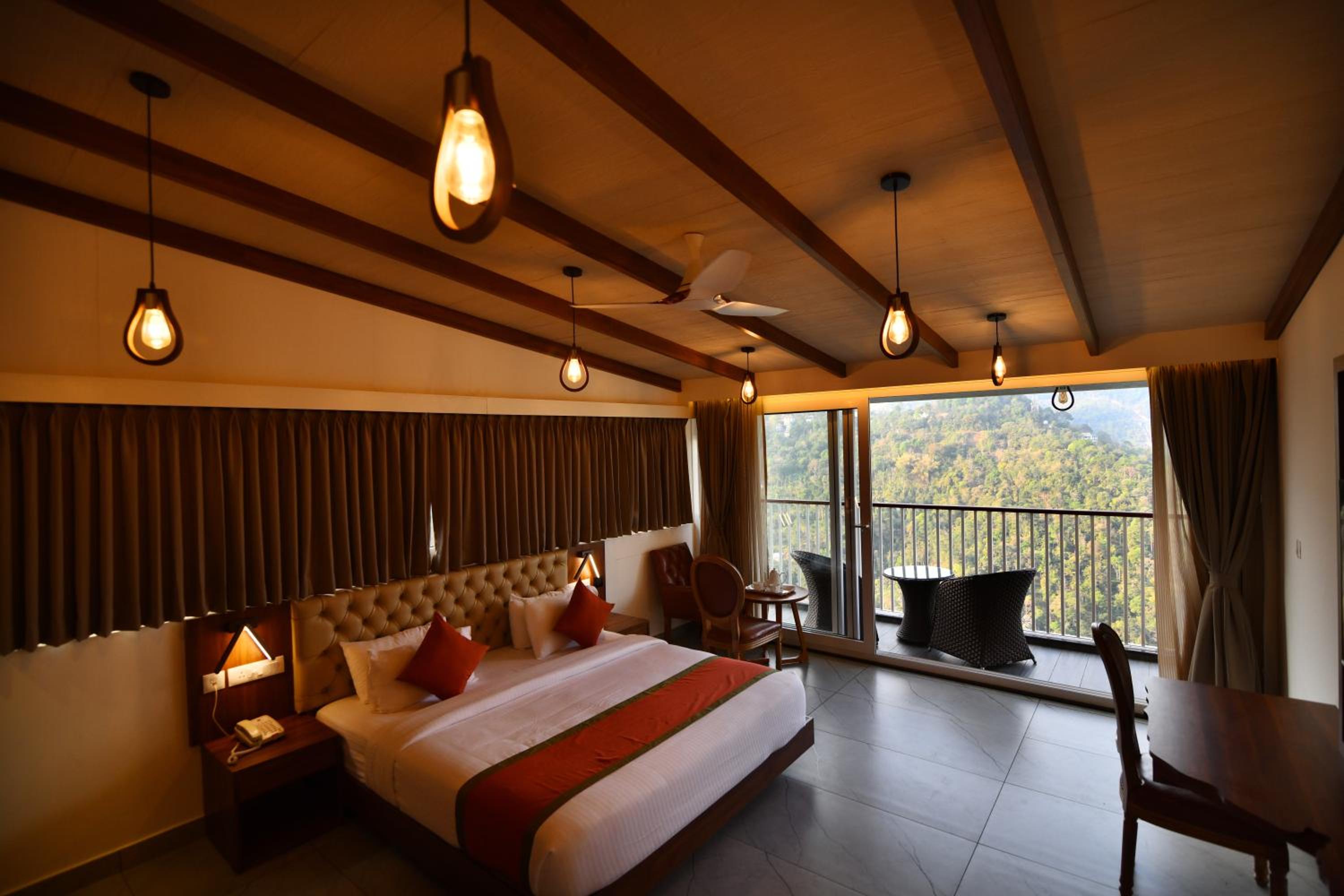Deluxe King Room - Photo 4