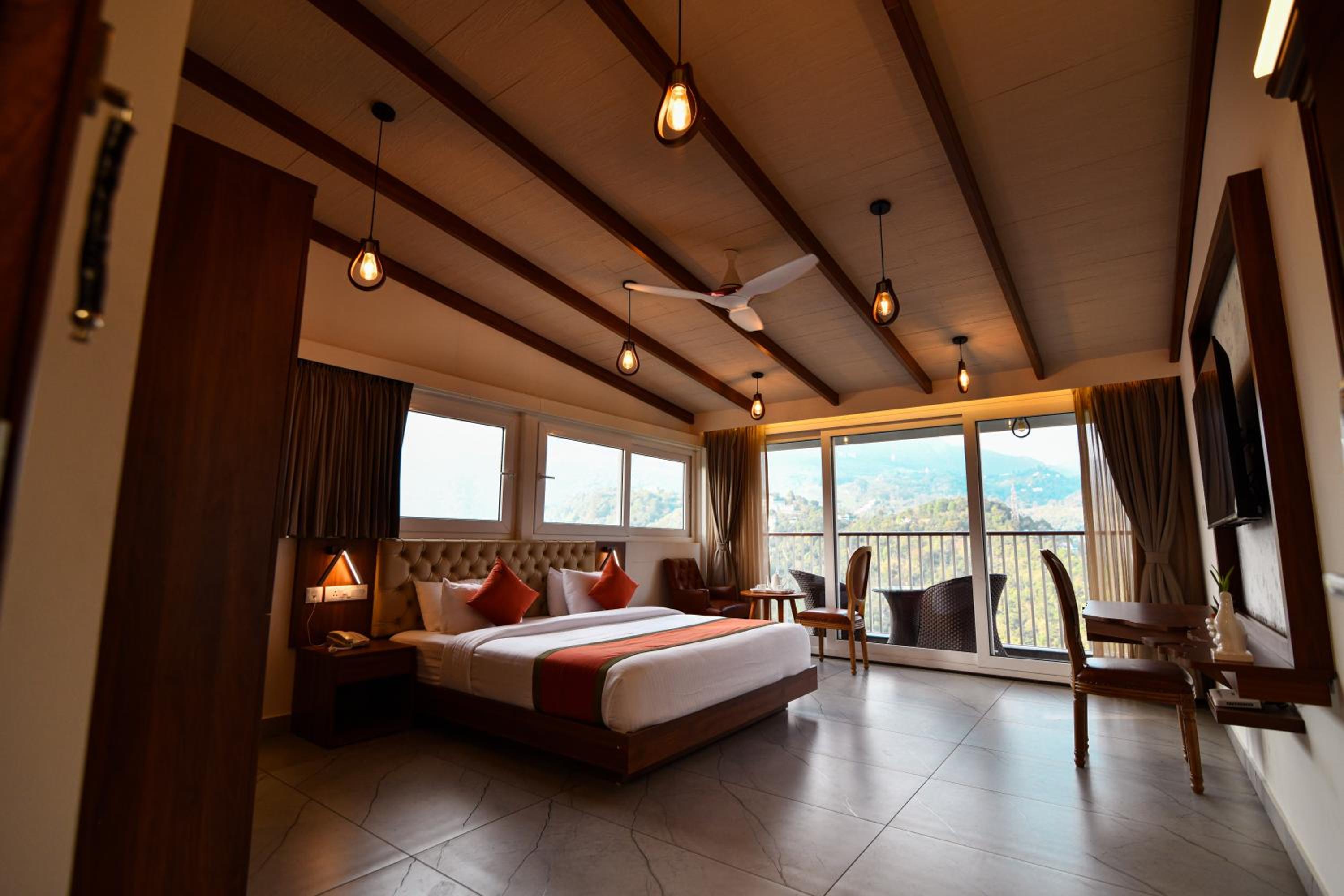Deluxe King Room - Photo 5