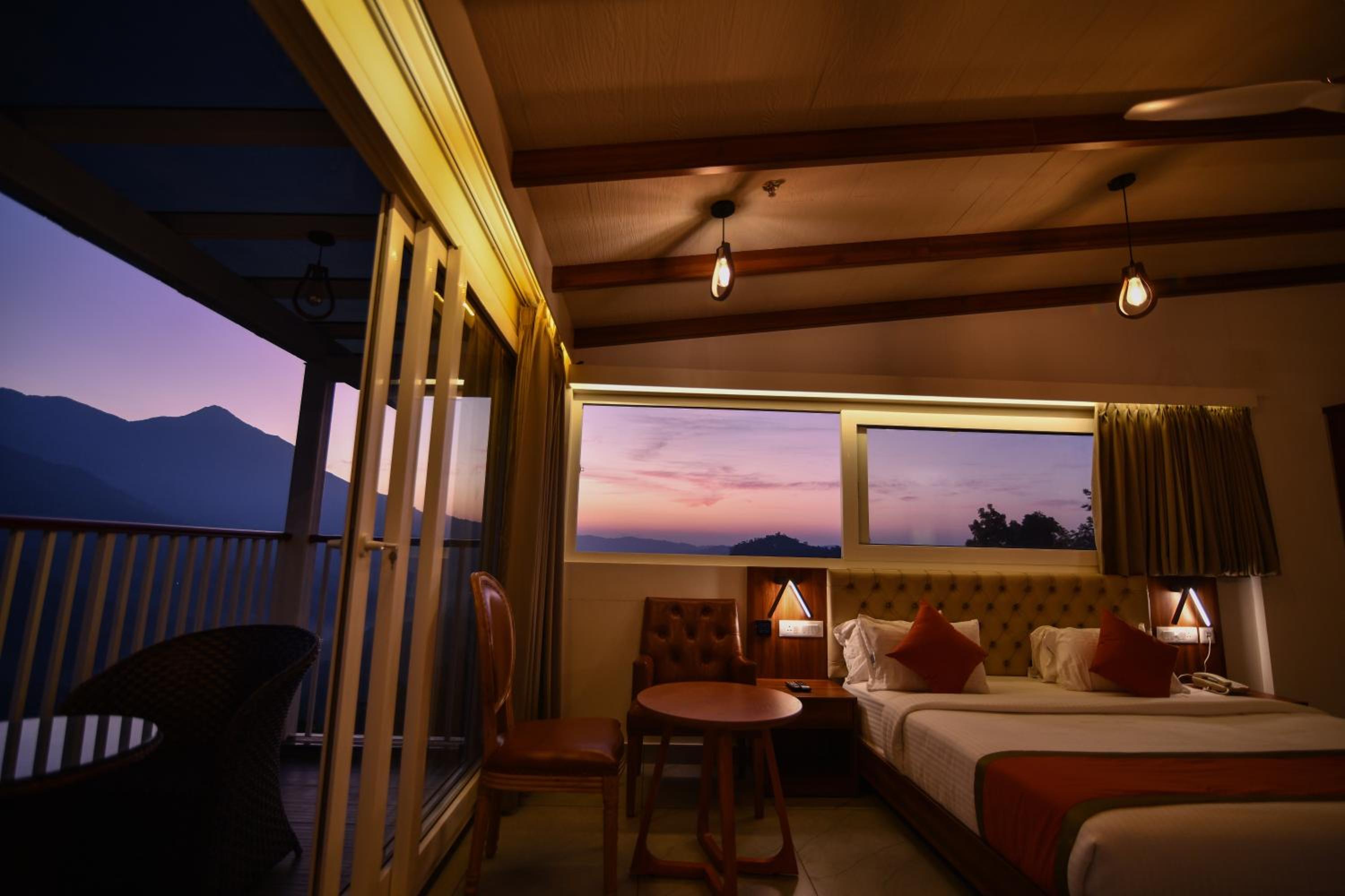 Deluxe King Room - Photo 14