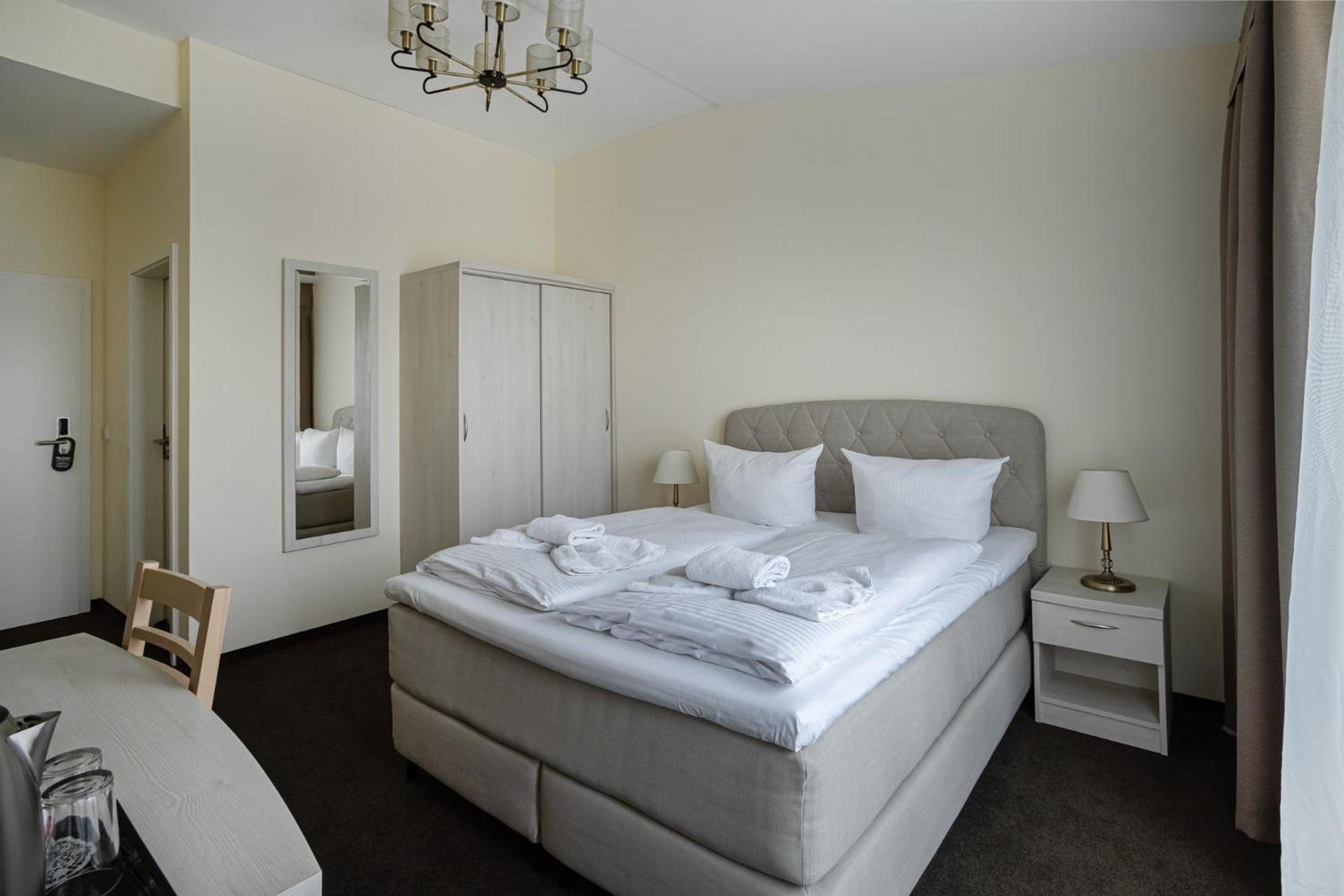 Standard Double Room thumbnail 5