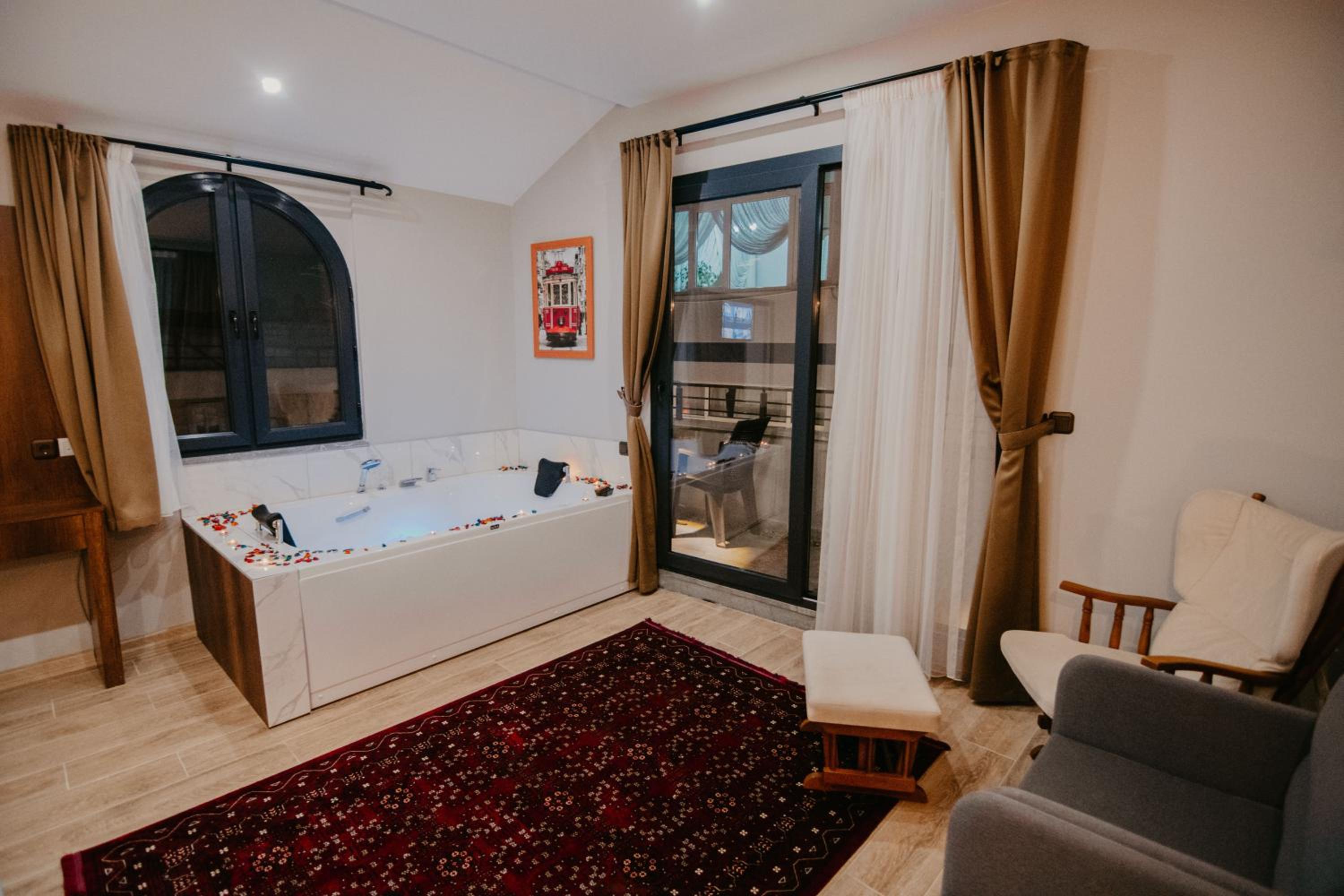 One-Bedroom Apartment photo 3