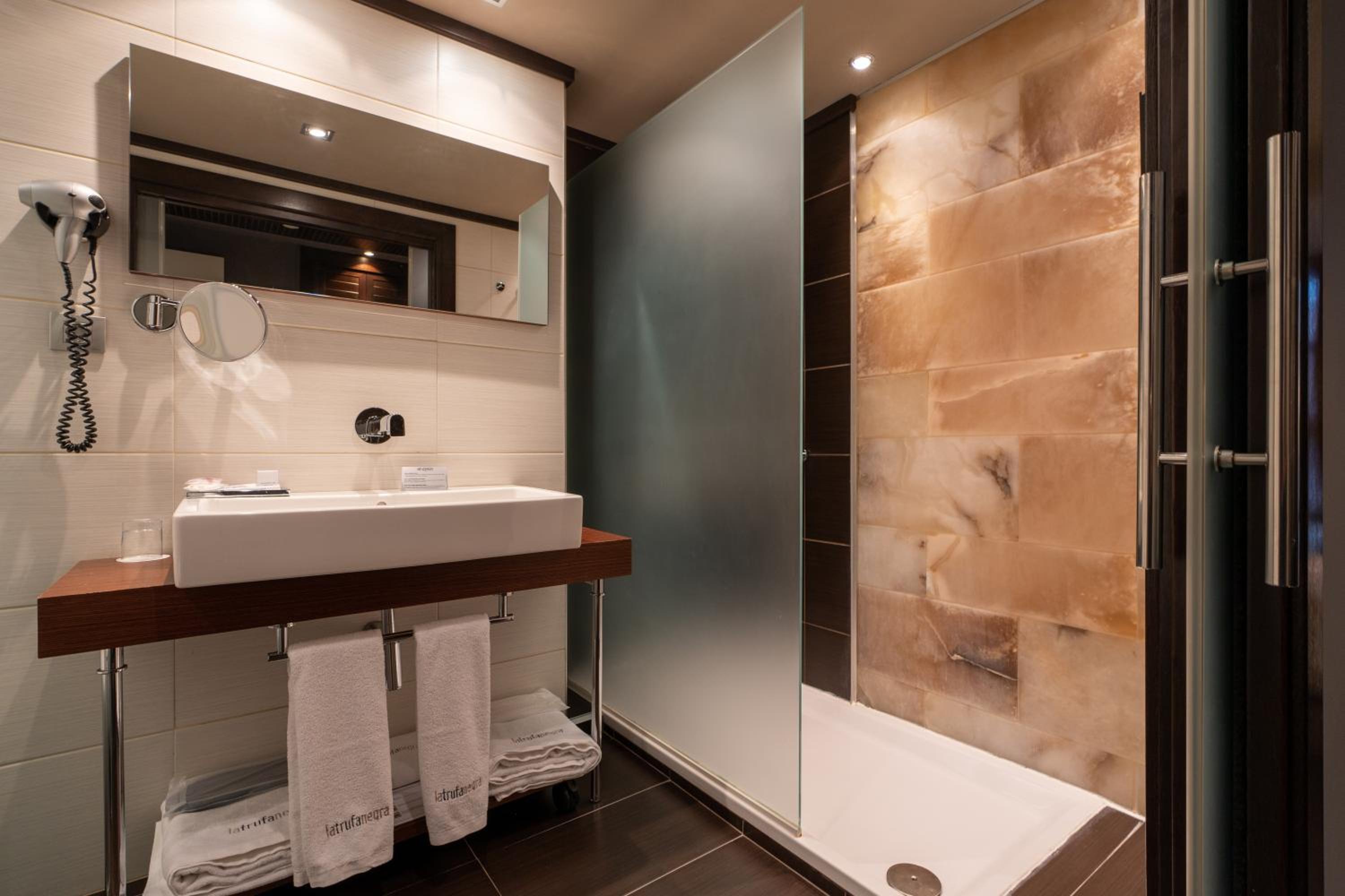 Double or Twin Room - Photo 7