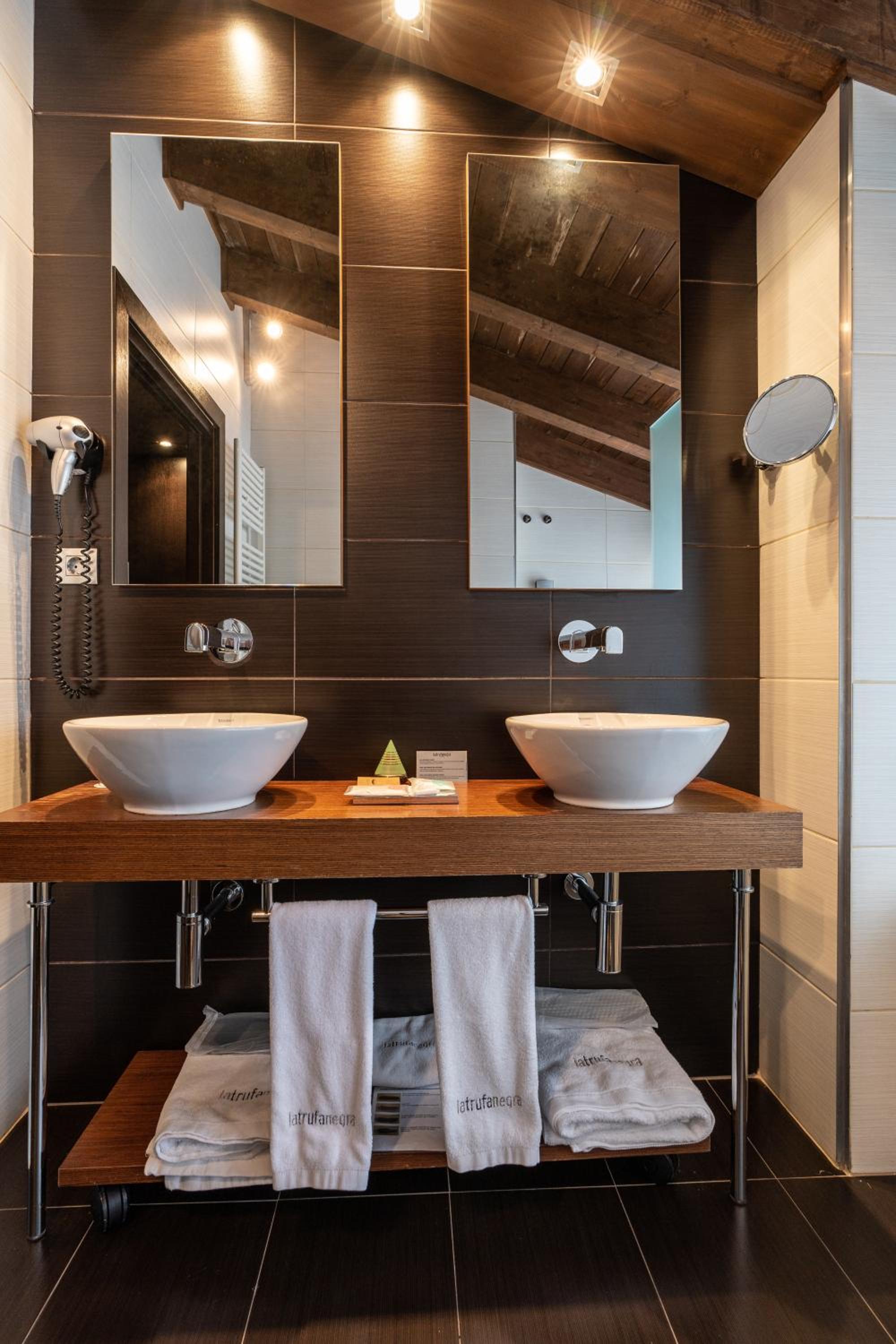 Double or Twin Room - Photo 8