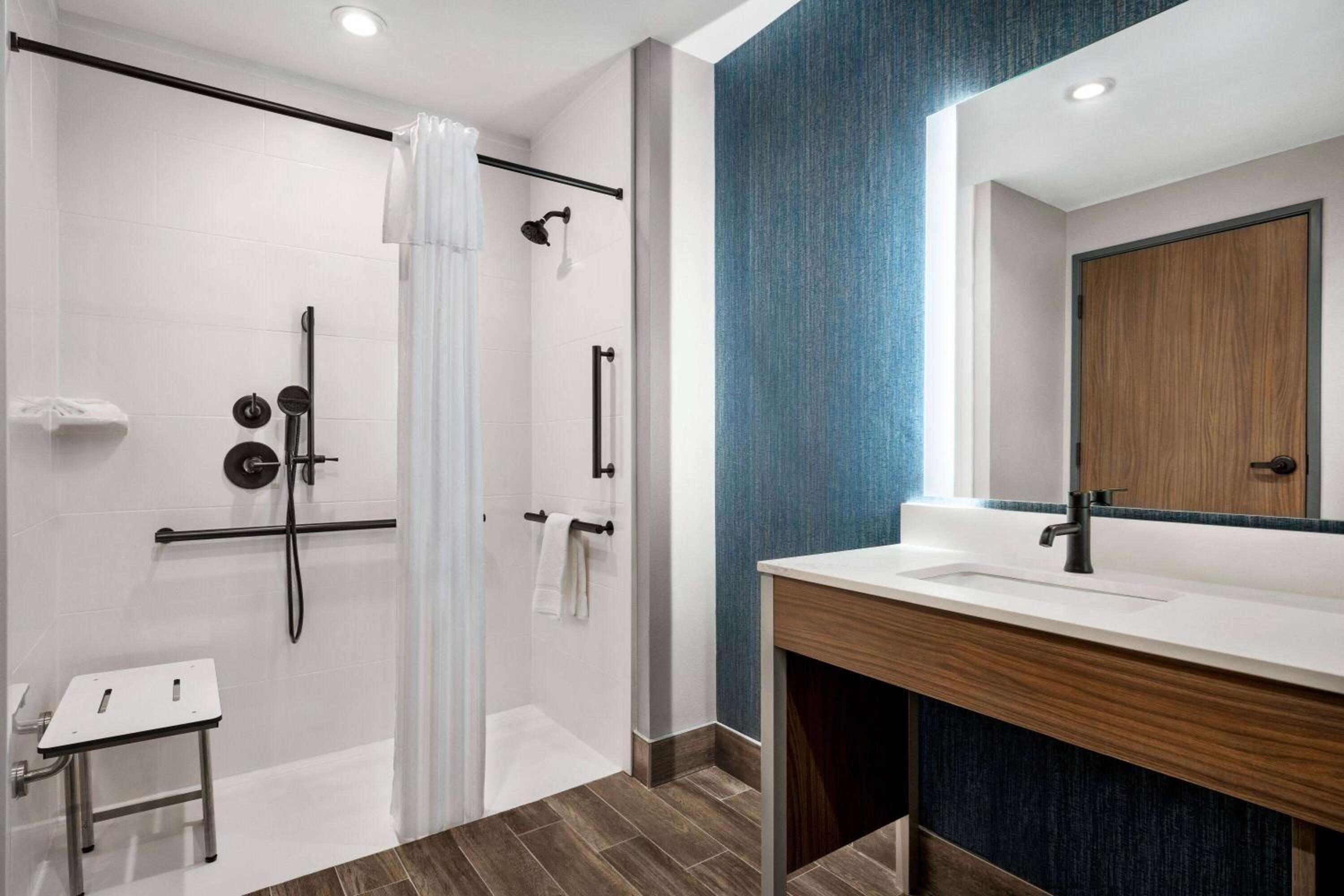 King Room with Roll-in Shower - Mobility Access/Non-Smoking - Photo 5