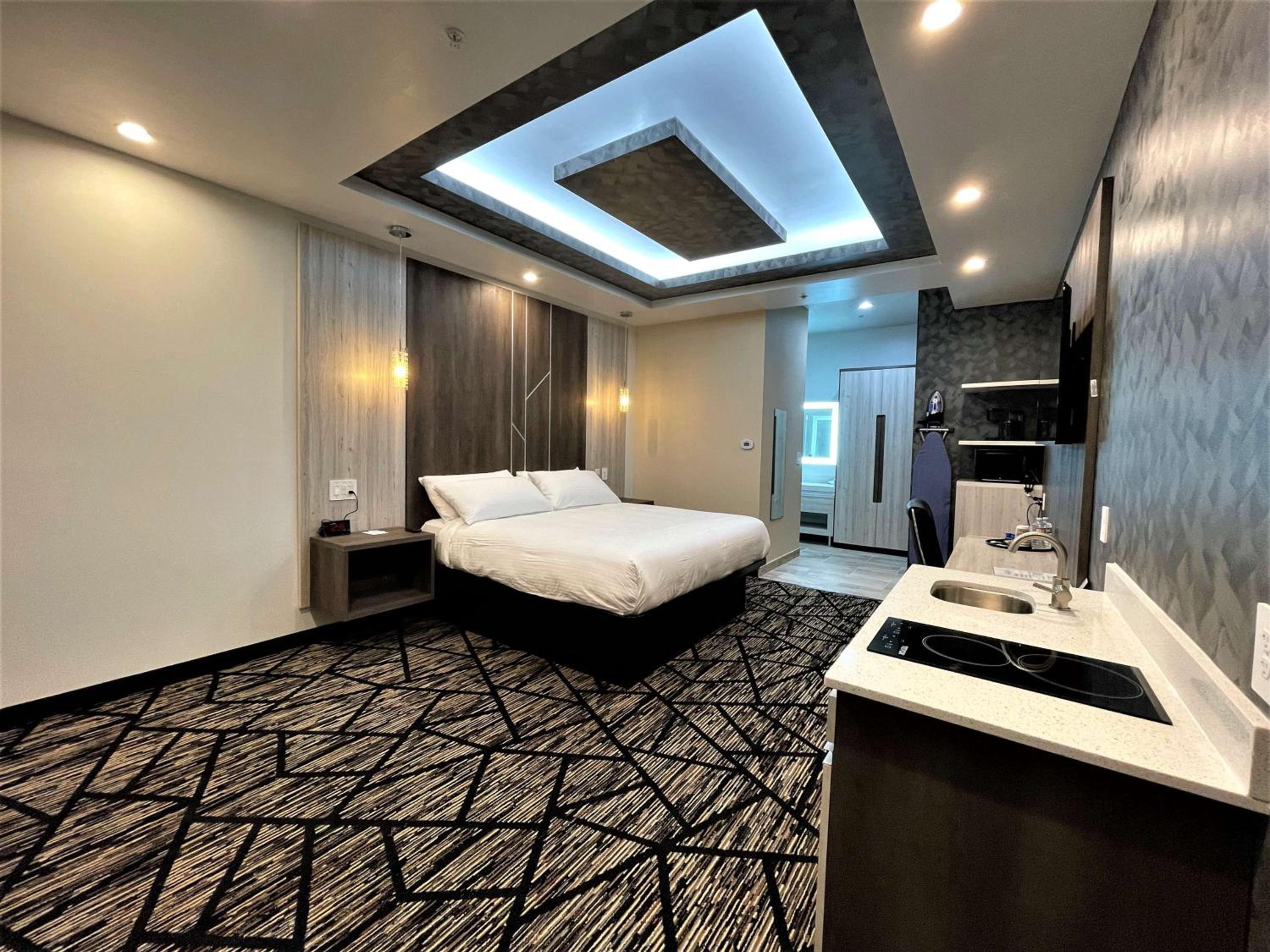 King Room with Kitchenette - Non-Smoking