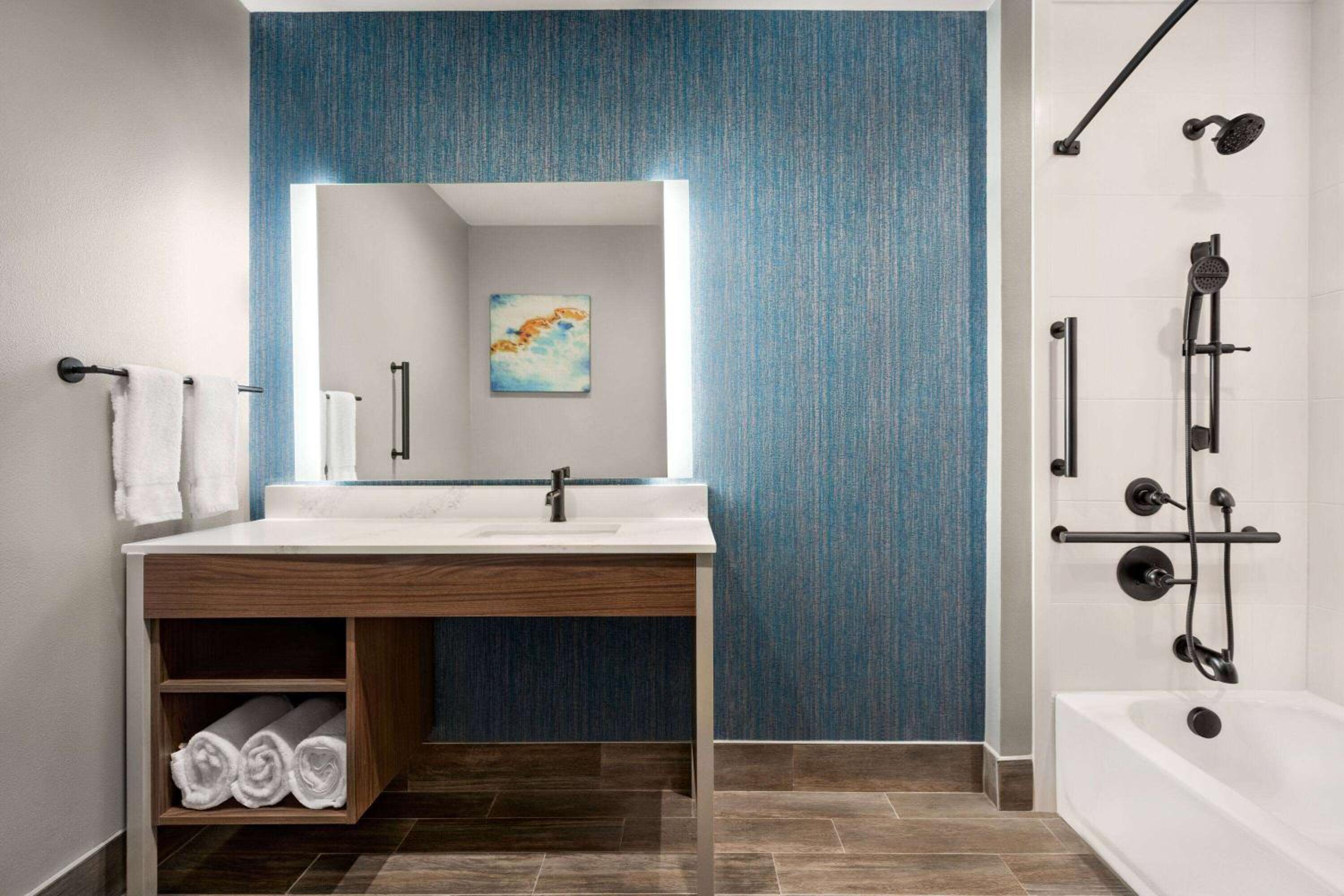 Queen Room with Two Queen Beds, Mobility Access and Bathtub with Grab Bars, Non-Smoking - Photo 4