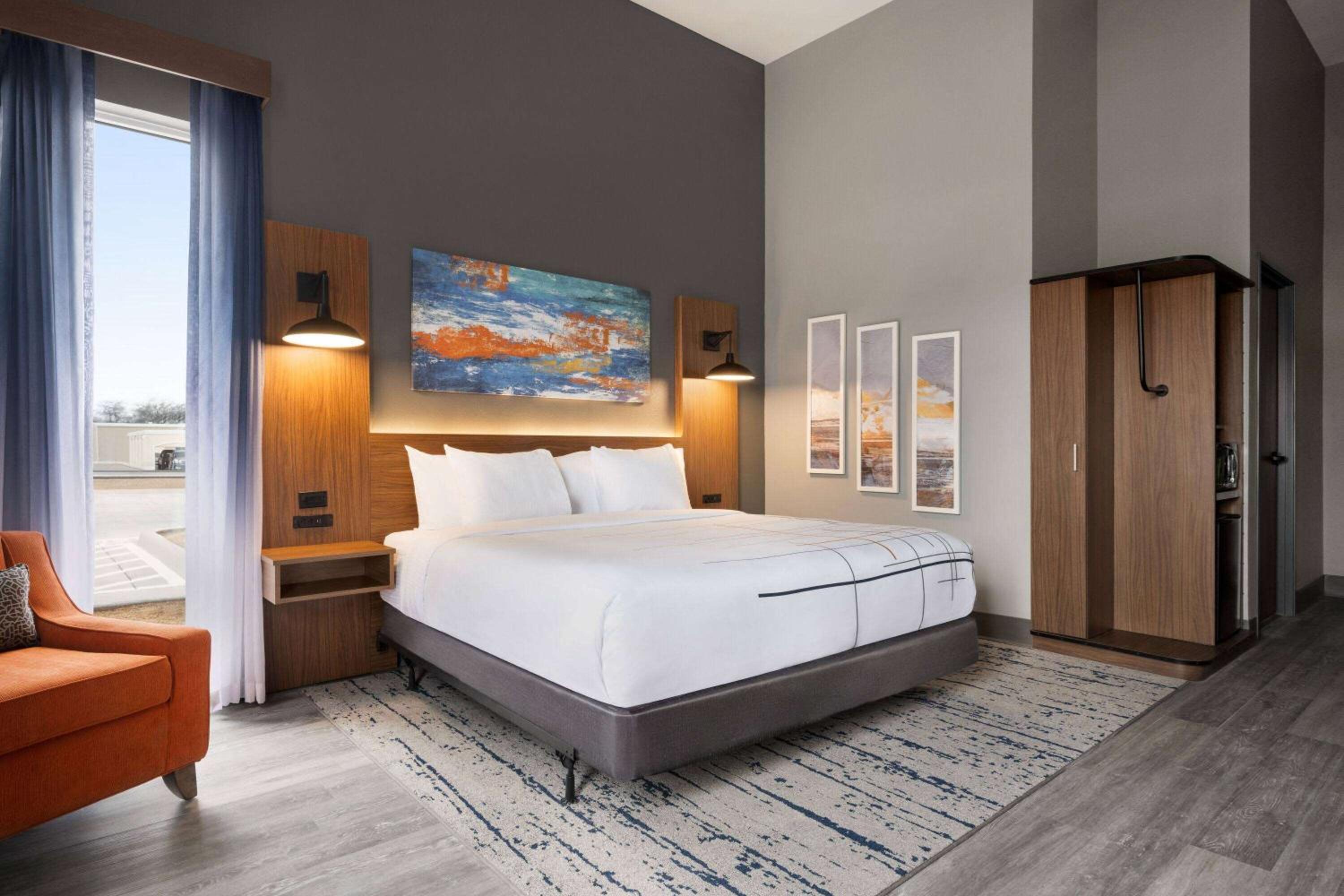 King Room with Roll-in Shower - Mobility Access/Non-Smoking - Photo 2