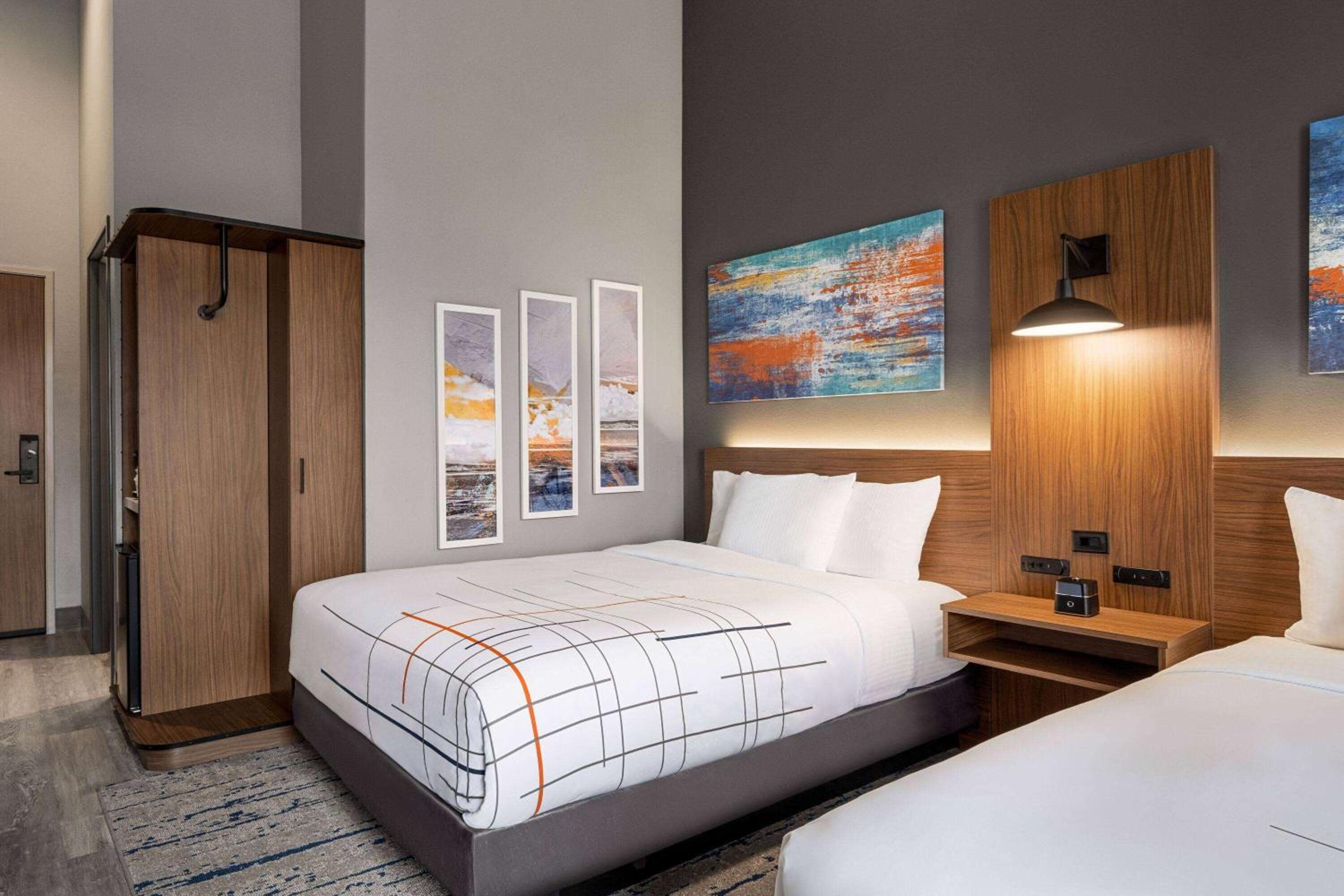 Queen Room with Two Queen Beds - Non-Smoking - Photo 6
