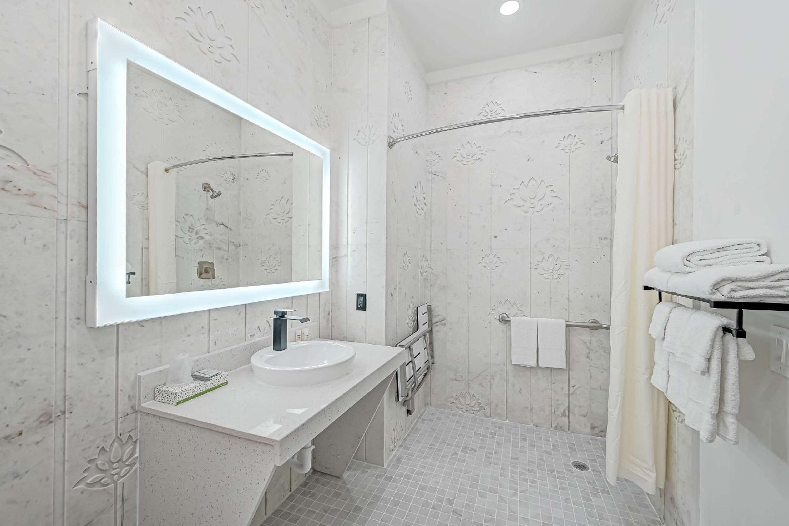 Comfeeni Inn and Suites, Bild 4