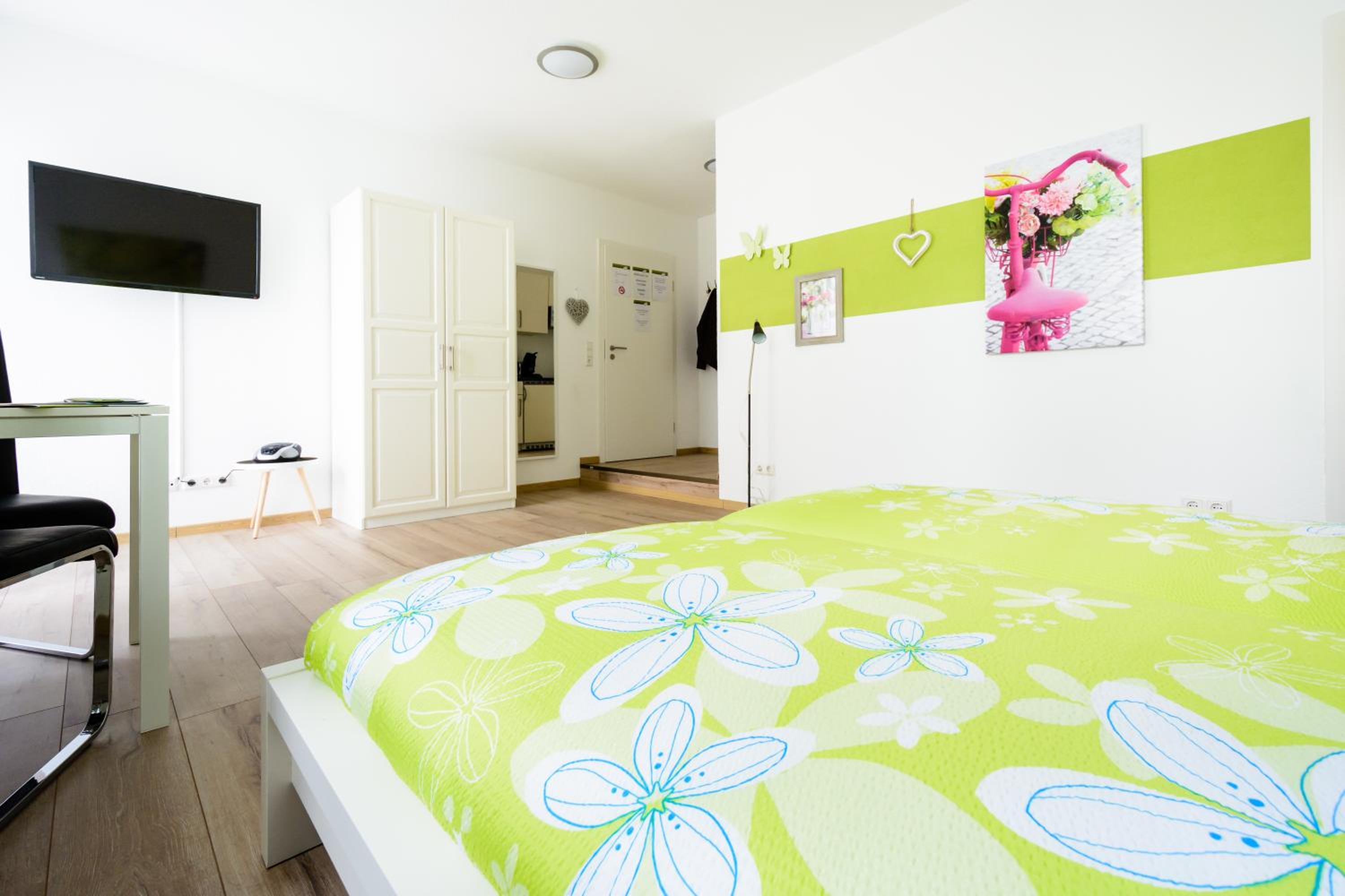 Apartment with Shower and Balcony 3
