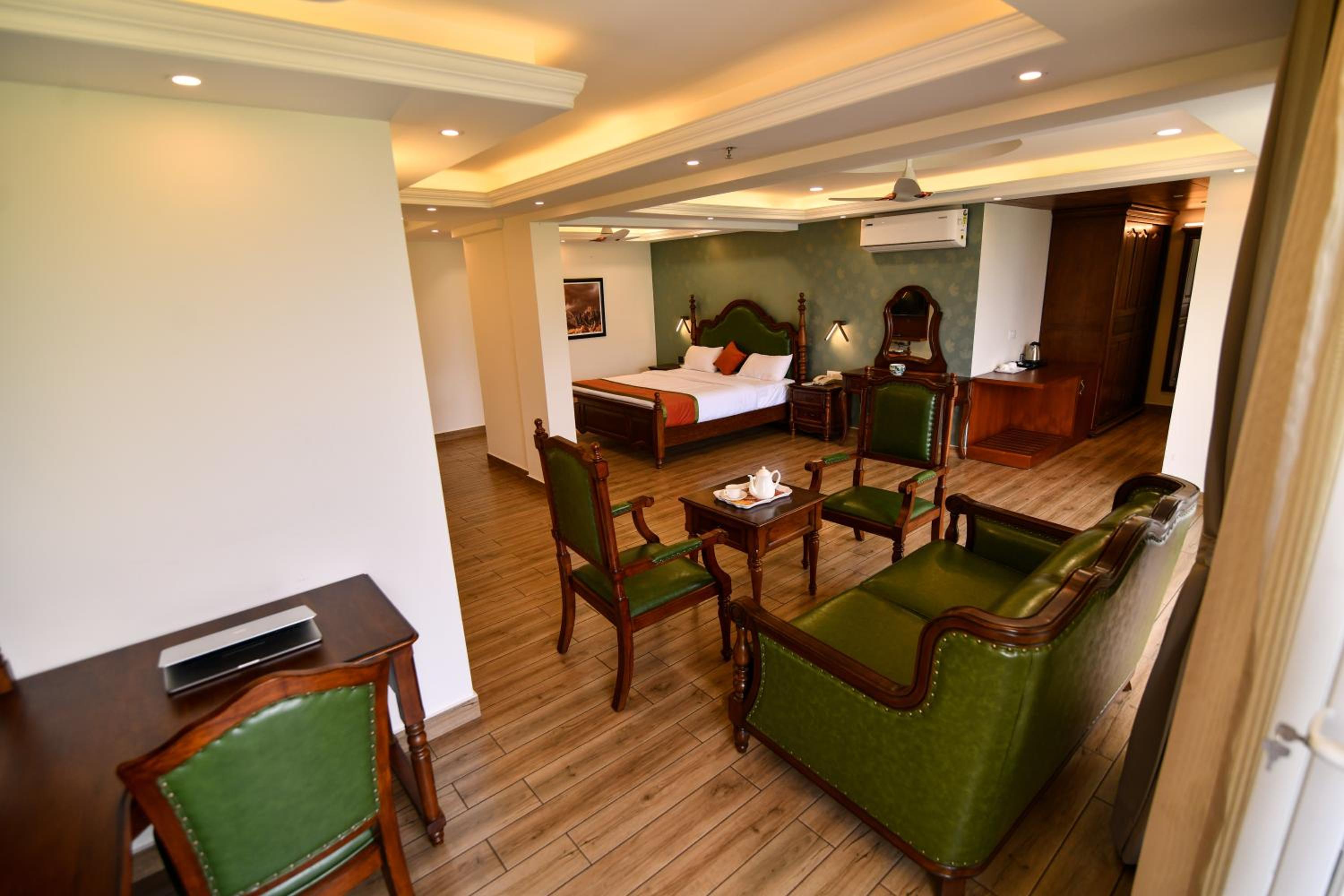 Suite with Balcony - Photo 9