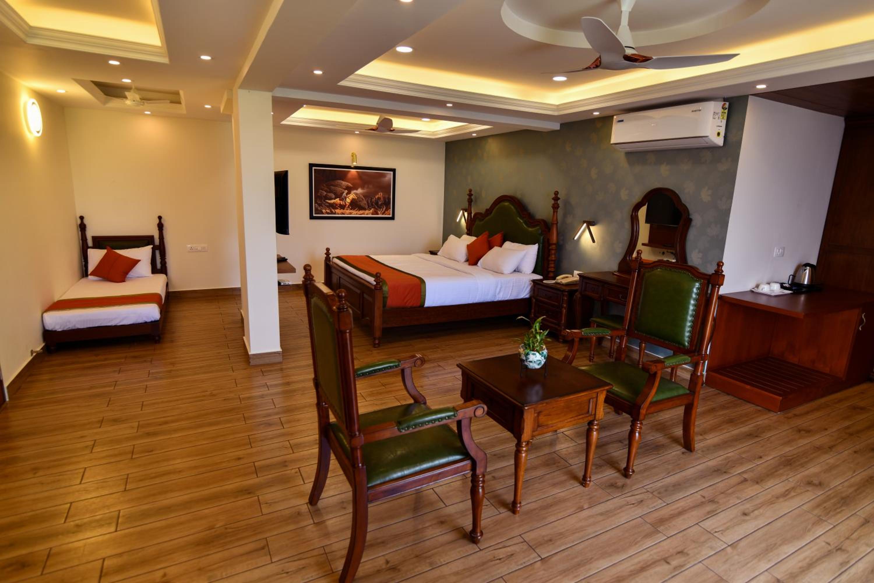 Suite with Balcony - Photo 6