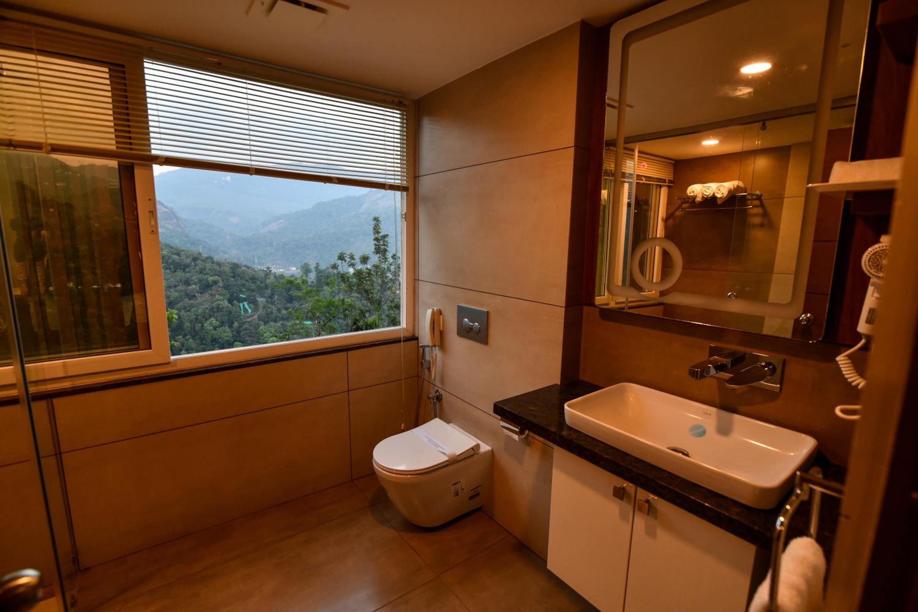 Suite with Balcony - Photo 5