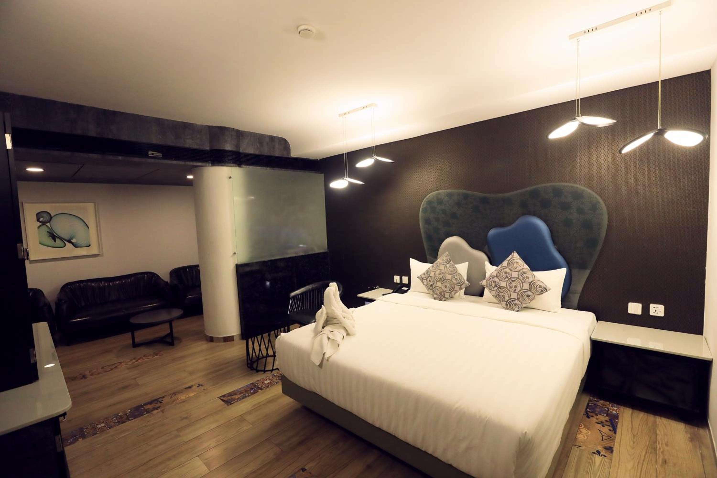 Suite - Photo 11